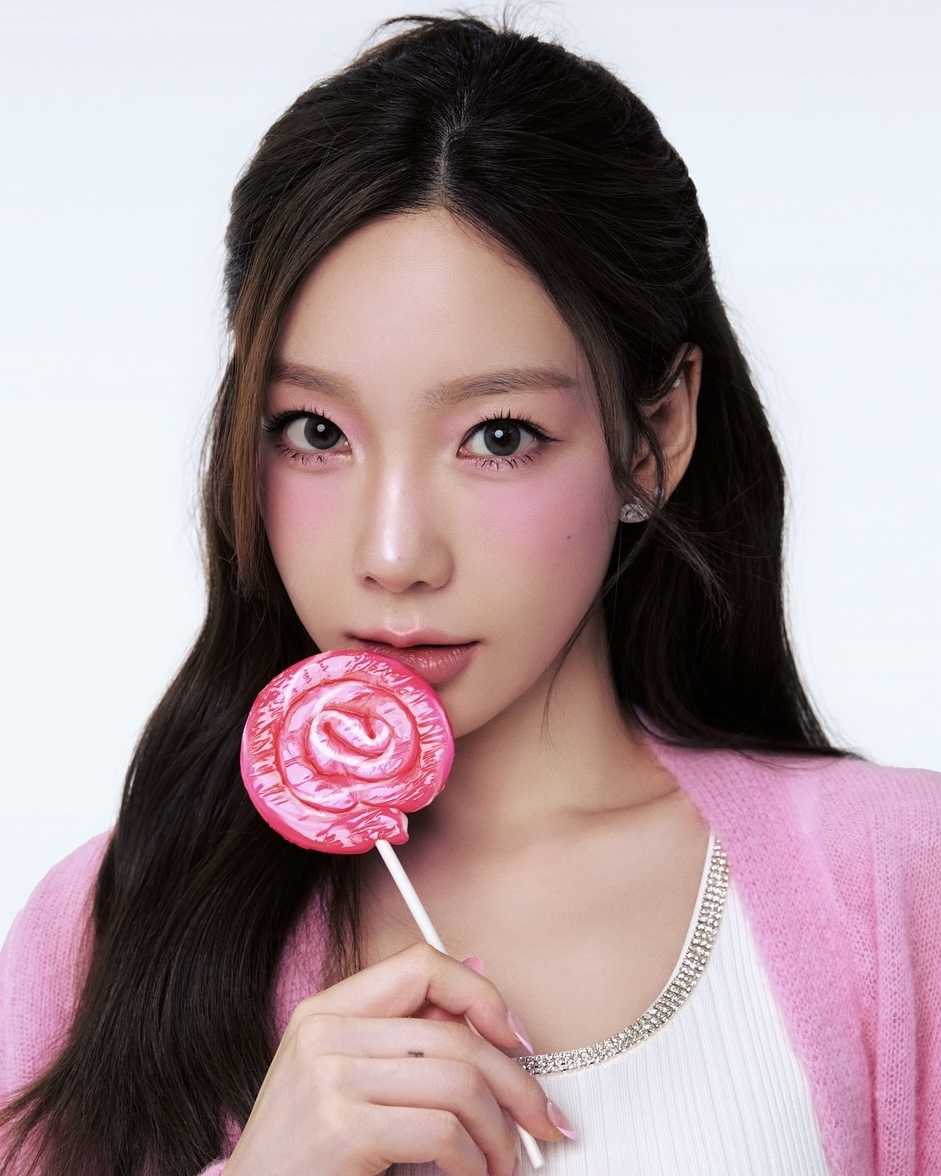 지소앞소영소🩷소시 단체샷💕

SM엔터테인먼트가 인스타그램을 통해 30주년을 맞이하여 촬영한 기념사진을 공개하였습니다.
그중 소녀시대의 단체 사진 및 개인 사진도 함께 공개되었는데요. 우리 언니들 단체 샷을 볼 때마다 반가움과 여전한 미모에 대한 놀라움이 공존하는 것은 저뿐만이 아니겠죠?
저는 이만 오랜만에 단체 샷 뜬 김에 '다만세' 들으러 갑니다🏃🏻💨💨 이미지2