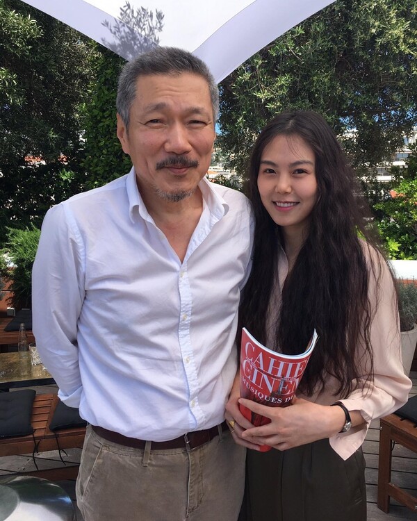 김민희, 임신 6개월

디스패치 보도에 따르면, 김민희는 지난해 여름 홍상수 감독의 아이를 임신했다고 합니다. 두 사람은 함께 산부인과를 다니며, 홍상수 감독은 임신 확인부터 검진까지 함께하며 지원하고 있다고 하는데요. 또한, 김민희의 출산을 대비해 최근 홍상수 감독은 운전 연수를 다시 시작한 것으로 전해졌습니다. 현재 김민희는 임신 후기 상태이며, 출산 예정일은 올 봄으로 예상됩니다. 이미지
