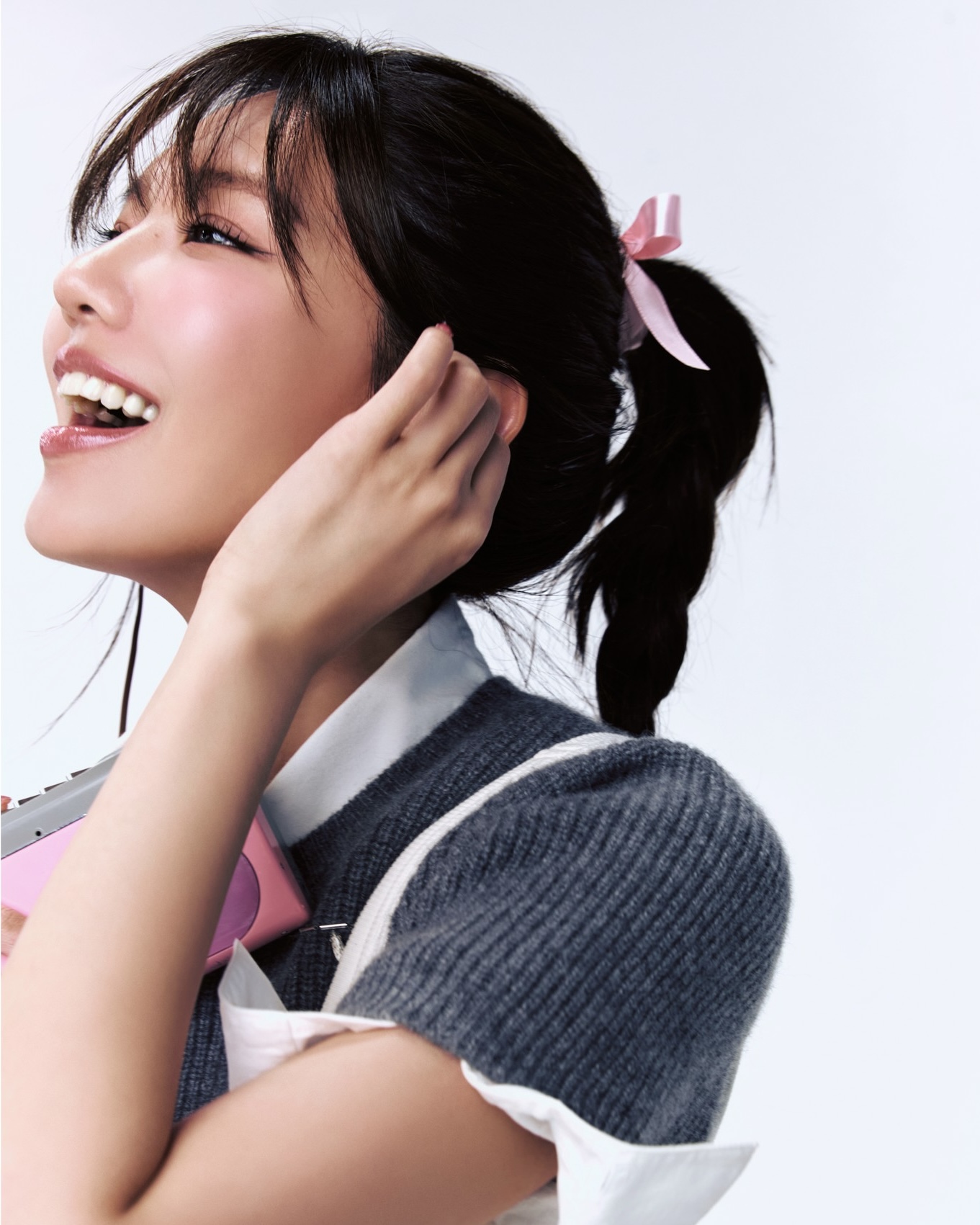 지소앞소영소🩷소시 단체샷💕

SM엔터테인먼트가 인스타그램을 통해 30주년을 맞이하여 촬영한 기념사진을 공개하였습니다.
그중 소녀시대의 단체 사진 및 개인 사진도 함께 공개되었는데요. 우리 언니들 단체 샷을 볼 때마다 반가움과 여전한 미모에 대한 놀라움이 공존하는 것은 저뿐만이 아니겠죠?
저는 이만 오랜만에 단체 샷 뜬 김에 '다만세' 들으러 갑니다🏃🏻💨💨 이미지7