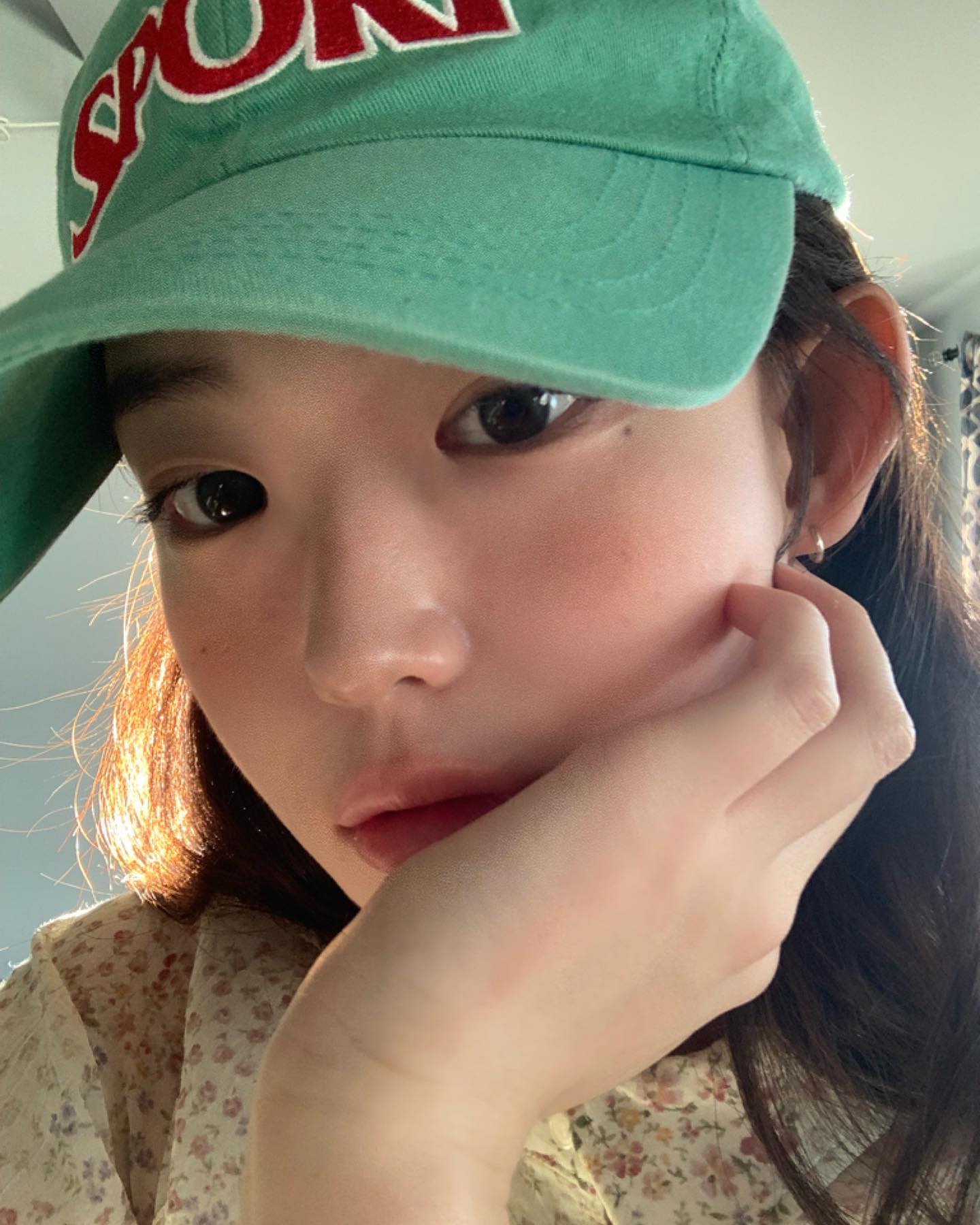 최윤지 러블리힙 무드 비결💜🖤
볼캡으로 완성하는 힙한 러블리룩🧢✨ 이미지7