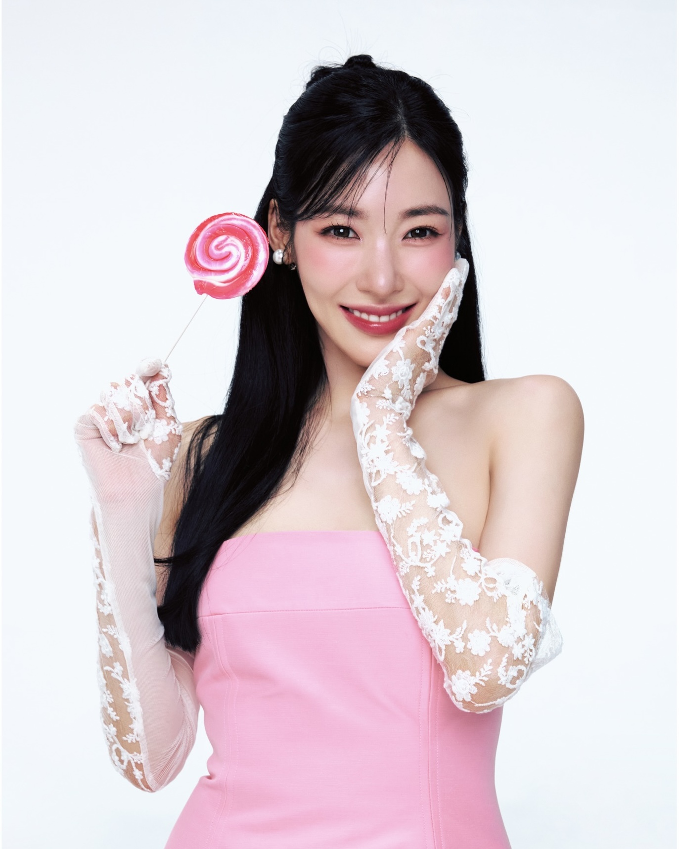 지소앞소영소🩷소시 단체샷💕

SM엔터테인먼트가 인스타그램을 통해 30주년을 맞이하여 촬영한 기념사진을 공개하였습니다.
그중 소녀시대의 단체 사진 및 개인 사진도 함께 공개되었는데요. 우리 언니들 단체 샷을 볼 때마다 반가움과 여전한 미모에 대한 놀라움이 공존하는 것은 저뿐만이 아니겠죠?
저는 이만 오랜만에 단체 샷 뜬 김에 '다만세' 들으러 갑니다🏃🏻💨💨 이미지4