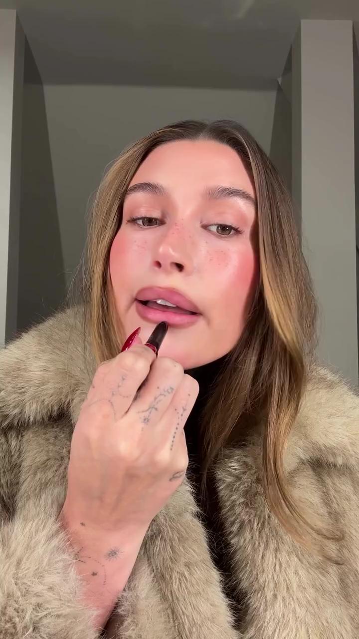 헤일리 비버가 립 바르는 방법💋💄 이미지
