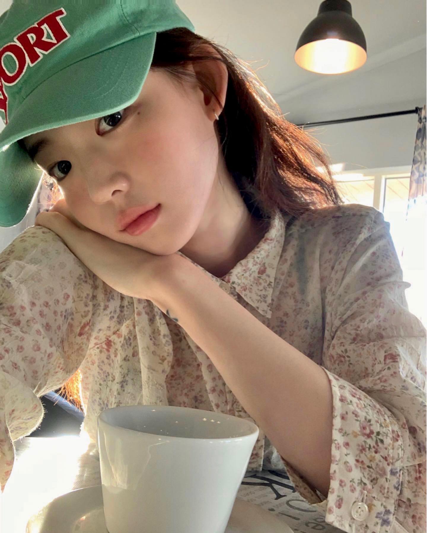 최윤지 러블리힙 무드 비결💜🖤
볼캡으로 완성하는 힙한 러블리룩🧢✨ 이미지3