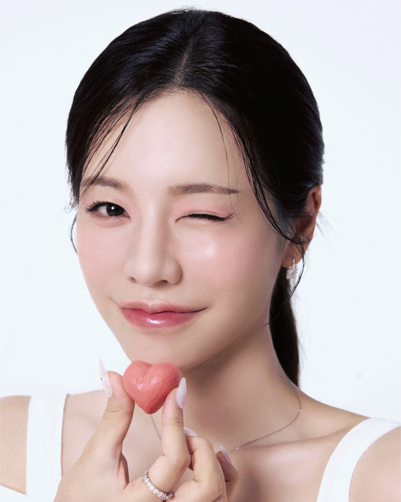 지소앞소영소🩷소시 단체샷💕

SM엔터테인먼트가 인스타그램을 통해 30주년을 맞이하여 촬영한 기념사진을 공개하였습니다.
그중 소녀시대의 단체 사진 및 개인 사진도 함께 공개되었는데요. 우리 언니들 단체 샷을 볼 때마다 반가움과 여전한 미모에 대한 놀라움이 공존하는 것은 저뿐만이 아니겠죠?
저는 이만 오랜만에 단체 샷 뜬 김에 '다만세' 들으러 갑니다🏃🏻💨💨 이미지3