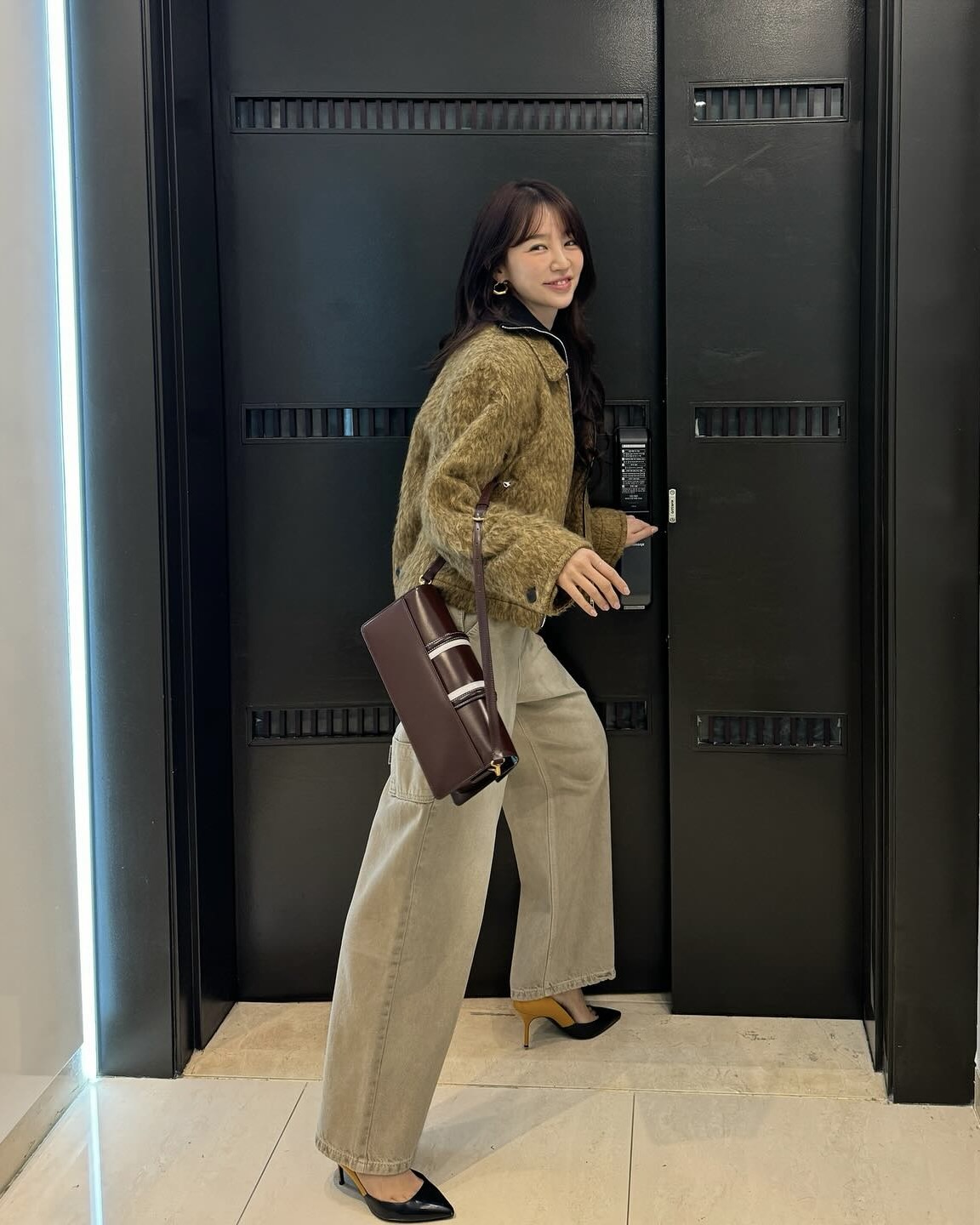 베복 막내 윤은혜 옷 어디꺼야🔍

지난 연말 KBS <가요대축제>에서 베이비복스 완전체의 모습에 우리 모두 깜짝 놀랐죠. 특히 막내 윤은혜는 그때 그대로의 미모에 화제였는데요. 일상에서도 매력 넘치는 룩을 보여주어 그 착장 정보를 찾아봤습니다👀 

한쪽 어깨에 사크하게 걸친 갈색 가방! 가방은 안어나더(AN ANOTHER) 브랜드의 ‘FLORERO 32_MOCHA BROWN’로, 이탈리아 소가죽으로 만든 바게트백입니다. 또한 윤은혜가 입은 아우터는 인사일런스(INSILENCE) 브랜드의 헤어리 울 집업 자켓으로, 따뜻하면서도 세미 오버사이즈 실루엣으로 멋을 더한 아이템이었죠.

고급스러우면서도 세련된 윤은혜의 착장. 앞으로도 다양한 룩을 보고싶습니다🙏 이미지
