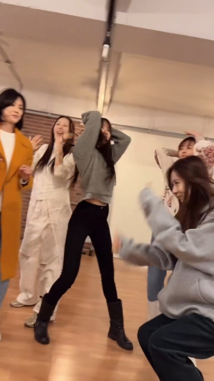 베복 언니들 현역아냐? 장꾸미 엄청나💜🖤 이미지