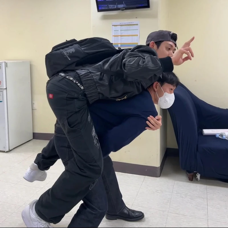 추워도 레더는 포기못해🥶 이미지2