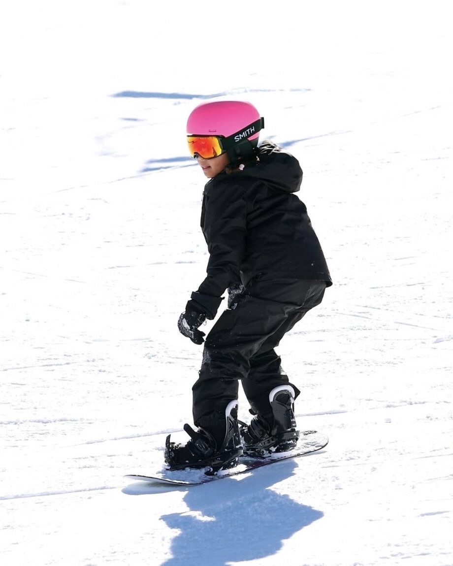 제너자매의 스키장 룩🎿

매년 겨울이면 셀럽들이 찾는 곳이 있죠. 바로 콜로라도주의 아스펜인데요. 올해는 헤일리 비버-저스틴 비버 부부에 이어 제너 가족들도 아스펜에 합류해 함께 스키를 즐겼습니다. 켄달 제너와 카일리 제너는 스키를 탈 때 어떤 옷을 입었는지 궁금하지 않으신가요? 그들의 사진을 모아봤습니다.

켄달 제너는 숏 코트와 퍼 모자를 매치하고 레깅스에 롱부츠를 신었습니다. 리얼웨이에서도 자주 보이는 털이 가득한 모자인데요. 스키 휴양지로 유명한 아스펜에 잘 어울리는 아이템이네요. 본격적으로 스키를 즐길 때는 실버 숏 패딩을 입고 있다가 블랙 패딩과 회색 후디로 갈아입었습니다. 미니멀 룩을 좋아하는 켄달답게 스키장 룩도 깔끔합니다.

카일리 제너는 딸 스토미와 함께 스키를 즐겼는데요. 노란색 살로몬 패딩으로 설원에서 포인트를 주었네요! 스토미도 어릴 때부터 스키를 즐겨온 덕분인지 자세가 예사롭지 않네요. 제너 가족의 헬멧은 모두 스미스(SMITH) 제품입니다.
 이미지8