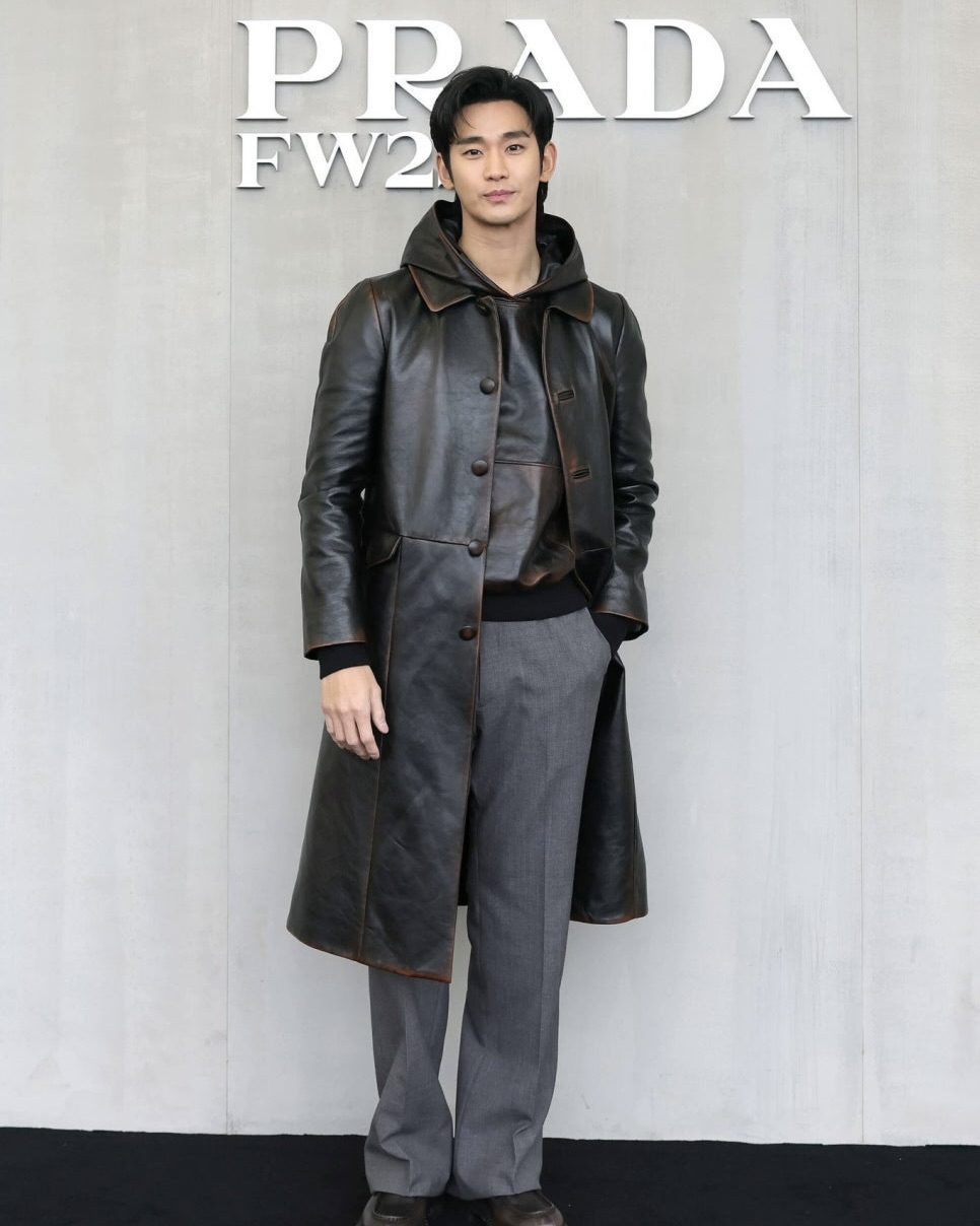 프라다로 1년 미리보는 겨울🔍

프라다의 2025년 FW 맨즈웨어 컬렉션이 공개되었죠. 미우치아 프라다와 라프 시몬스는 ‘인간의 본능’에 초점을 맞춘 쇼를 선보였습니다. 미우치아 프라다 여사는 “복잡한 세상에서 본능과 인간성, 열정을 가지고 저항하자”는 메시지를 전하며, 쇼장은 불완전해 보이는 구조물과 음악으로 독특한 분위기를 연출했습니다. 이번 컬렉션은 다양한 장르의 요소를 혼합한 급진적이면서도 독창적인 스타일로 구성되었습니다. 전통적인 아이템에 현대적 해석을 더해 예상치 못한 조합을 선보이기도 했습니다.

가장 눈에 띈 두 가지 요소가 있었는데요. 첫 번째는 바로 퍼(fur)입니다. 코트와 패딩에 커다란 퍼가 장식되었고, 봄버 재킷과 같은 예상치 못한 아이템에서도 퍼와 조화를 이루었습니다. 올해 리얼웨이에서도 자주보였던 퍼는 다가올 겨울에도 주요 포인트 아이템으로 자리 잡을 수 있을지 기대됩니다.
두 번째는 바로 신발입니다. 앞코가 들린 카우보이 부츠가 등장하며 웨스턴 무드가 돋보였는데요. 카우보이 부츠와 가죽 재킷의 조합으로 자유로움을 상징하는 웨스턴 무드를 표현했습니다. 이는 ‘인간의 본능’이라는 주제와도 맞닿아 있습니다.

우리나라 셀럽들로는 김수현, 김태리, 트와이스 사나가 참석했는데요. 이들 모두 레더 소재를 활용한 룩을 선보이며 런웨이의 트렌드를 몸소 보여주었습니다. 다가올 겨울, 프라다의 런웨이와 셀럽들의 스타일을 참고해 한 발 앞서 준비해보는 건 어떨까요?
 이미지8
