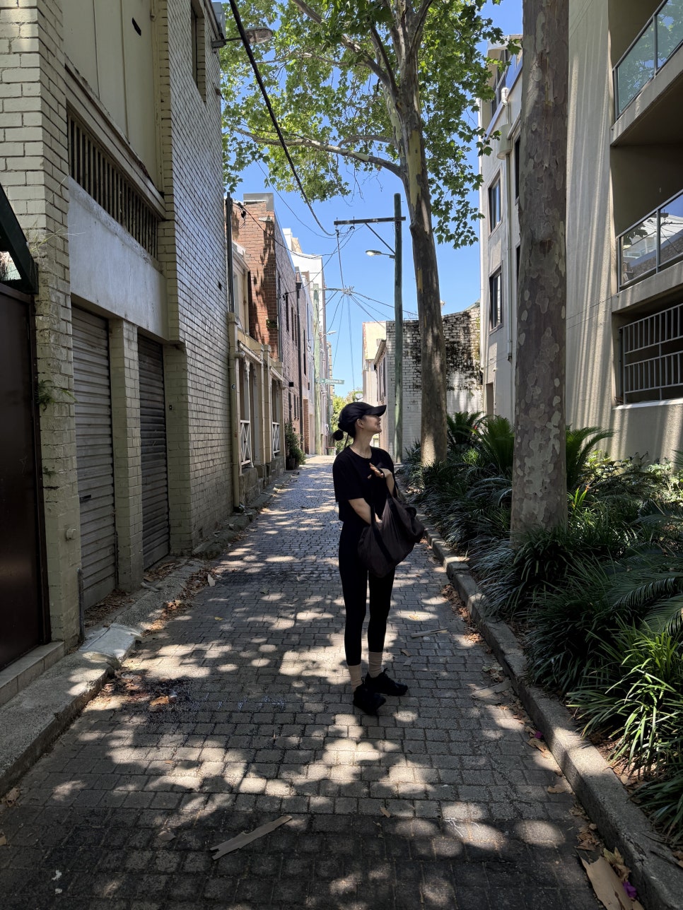 민아 언니, 블로그 개설했어요💚🤍
신민아가 팬들과의 소통을 위해 개인 블로그를 개설하며 일상을 공유하기 시작했습니다.
신민아는 1월 20일 자신의 블로그에 “안녕하세요. 신민아입니다. 블로그를 시작했어요. 처음 올리는 사진들은 여행 사진인데요.. 재밌게 봐주세요”라는 글과 함께 여러 장의 사진을 게시했습니다.
공개된 사진 속에서 신민아는 편안한 차림으로 여유로운 여행을 즐기는 모습을 보여주었습니다. 모자, 맨투맨, 후드티, 크롭티 등 캐주얼한 스타일을 선보였으며, 화장기 없는 자연스러운 모습에도 빛나는 미모로 감탄을 자아냈습니다.
신민아는 첫 게시물을 마무리하며 “첫 게시물 고민하다가.. 재밌게 보셨으면 좋겠어요. 어렵다. 그러나 또 올게요”라고 솔직한 소감을 남겨 웃음을 자아내기도 했습니다. 이번 블로그 개설로 신민아가 앞으로 보여줄 다양한 일상과 진솔한 모습에 대한 기대가 더욱 커지고 있습니다. 이미지7