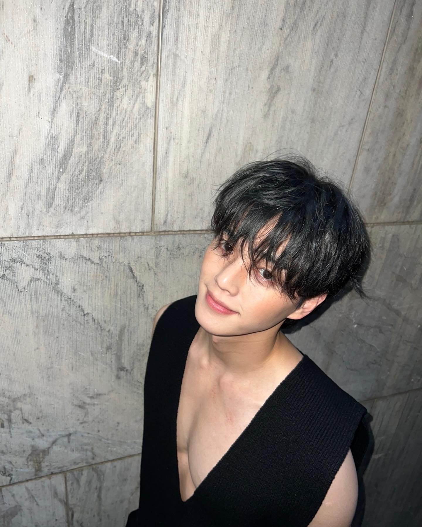 오늘 변우석 만나러 갑니다👩‍❤️‍👨

오늘 밤, 1월 20일부터 21일 새벽 사이에 '성 아그네스 데이'가 찾아옵니다! 이 특별한 날에는 몸을 깨끗이 씻고, 베개 밑에 로즈마리를 두고 잠들기 전에 기도를 하면 꿈속에서 미래의 남편을 볼 수 있다고 전해지는데요. 만약 로즈마리가 없다면, 이미지를 대신 사용해도 괜찮다고 합니다.✨

단, 반드시 밤 12시 전에 잠들어야 하며, 꿈에서 흐릿하게 보이는 얼굴은 인연을 뜻한다고 합니다. 여러분은 오늘 밤, 어떤 인연을 꿈에서 만나고 싶나요?❤️ 이미지