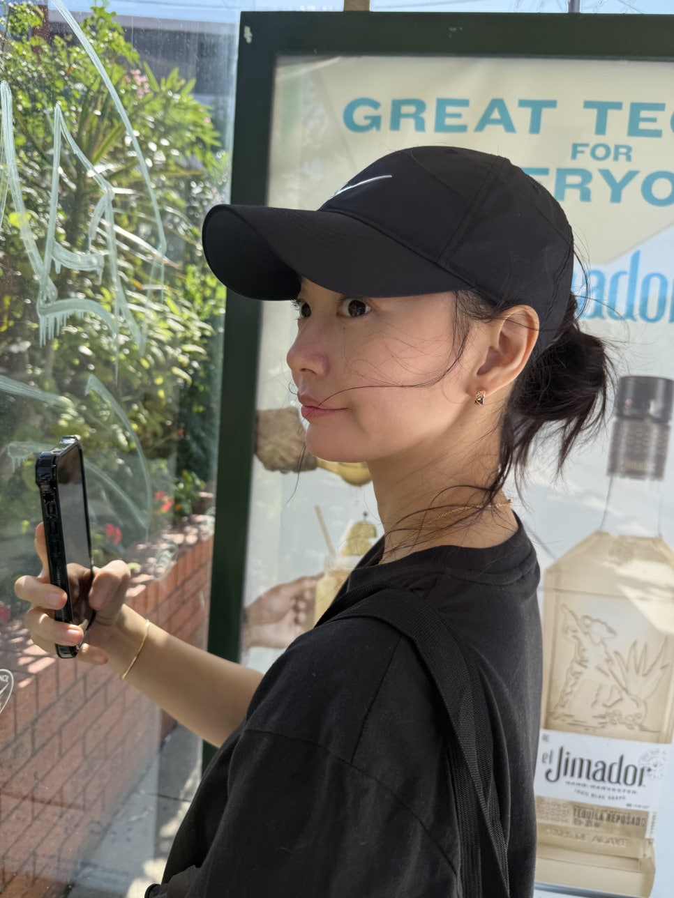 민아 언니, 블로그 개설했어요💚🤍

신민아가 팬들과의 소통을 위해 개인 블로그를 개설하며 일상을 공유하기 시작했습니다.

신민아는 1월 20일 자신의 블로그에 “안녕하세요. 신민아입니다. 블로그를 시작했어요. 처음 올리는 사진들은 여행 사진인데요.. 재밌게 봐주세요”라는 글과 함께 여러 장의 사진을 게시했습니다.

공개된 사진 속에서 신민아는 편안한 차림으로 여유로운 여행을 즐기는 모습을 보여주었습니다. 모자, 맨투맨, 후드티, 크롭티 등 캐주얼한 스타일을 선보였으며, 화장기 없는 자연스러운 모습에도 빛나는 미모로 감탄을 자아냈습니다.

신민아는 첫 게시물을 마무리하며 “첫 게시물 고민하다가.. 재밌게 보셨으면 좋겠어요. 어렵다. 그러나 또 올게요”라고 솔직한 소감을 남겨 웃음을 자아내기도 했습니다. 이번 블로그 개설로 신민아가 앞으로 보여줄 다양한 일상과 진솔한 모습에 대한 기대가 더욱 커지고 있습니다. 이미지