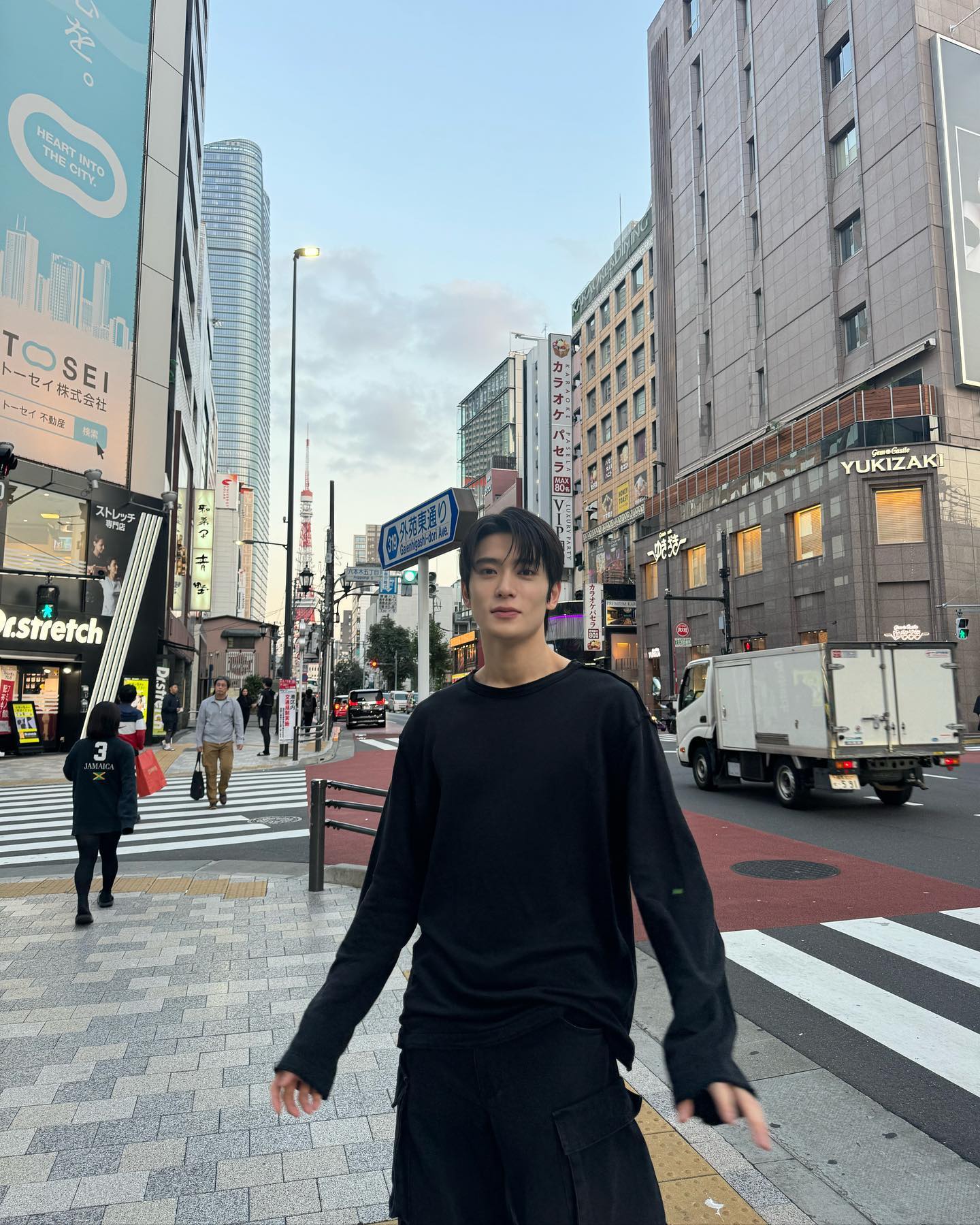 오늘 변우석 만나러 갑니다👩❤️👨
오늘 밤, 1월 20일부터 21일 새벽 사이에 '성 아그네스 데이'가 찾아옵니다! 이 특별한 날에는 몸을 깨끗이 씻고, 베개 밑에 로즈마리를 두고 잠들기 전에 기도를 하면 꿈속에서 미래의 남편을 볼 수 있다고 전해지는데요. 만약 로즈마리가 없다면, 이미지를 대신 사용해도 괜찮다고 합니다.✨
단, 반드시 밤 12시 전에 잠들어야 하며, 꿈에서 흐릿하게 보이는 얼굴은 인연을 뜻한다고 합니다. 여러분은 오늘 밤, 어떤 인연을 꿈에서 만나고 싶나요?❤️ 이미지10