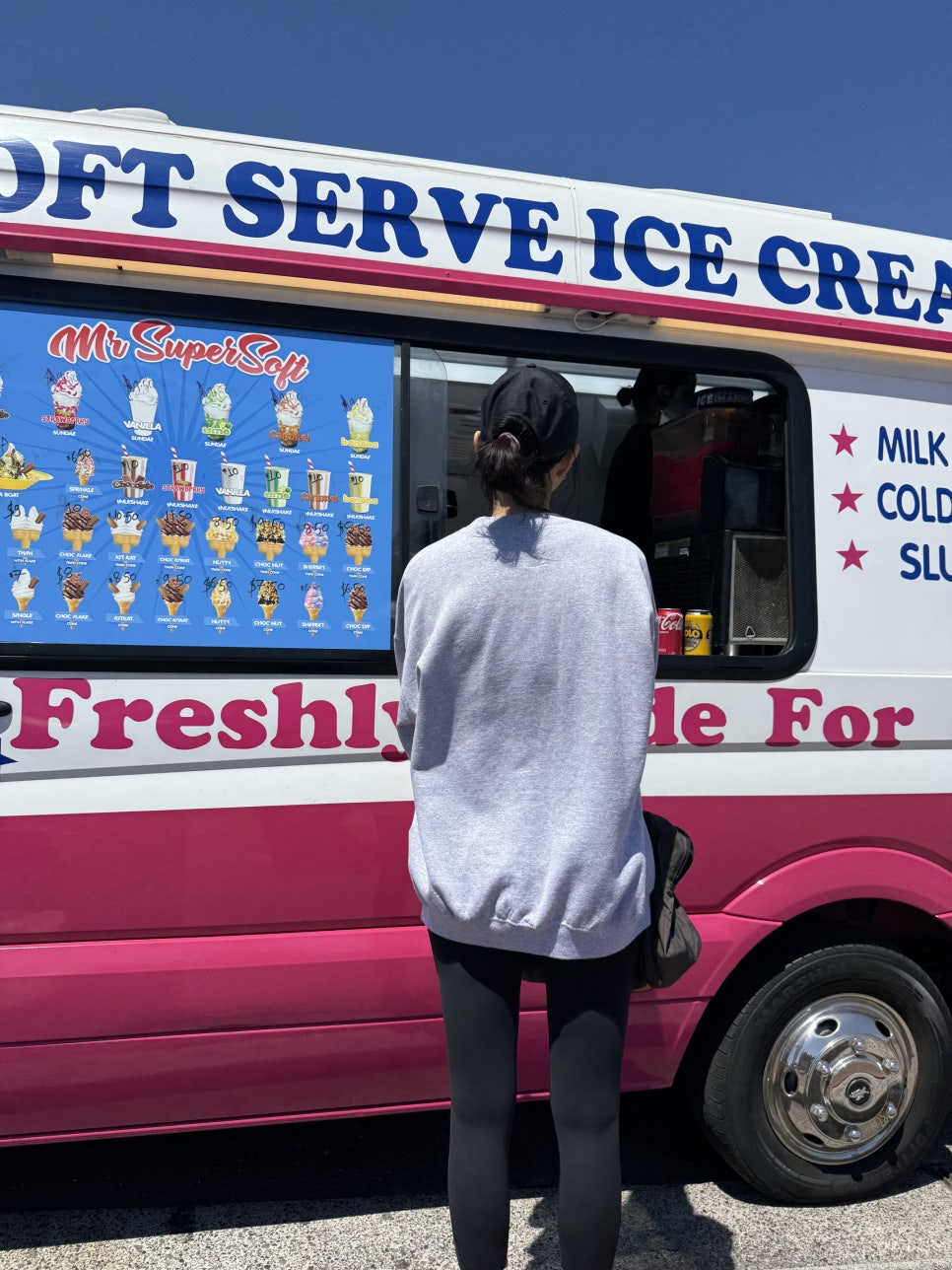 민아 언니, 블로그 개설했어요💚🤍
신민아가 팬들과의 소통을 위해 개인 블로그를 개설하며 일상을 공유하기 시작했습니다.
신민아는 1월 20일 자신의 블로그에 “안녕하세요. 신민아입니다. 블로그를 시작했어요. 처음 올리는 사진들은 여행 사진인데요.. 재밌게 봐주세요”라는 글과 함께 여러 장의 사진을 게시했습니다.
공개된 사진 속에서 신민아는 편안한 차림으로 여유로운 여행을 즐기는 모습을 보여주었습니다. 모자, 맨투맨, 후드티, 크롭티 등 캐주얼한 스타일을 선보였으며, 화장기 없는 자연스러운 모습에도 빛나는 미모로 감탄을 자아냈습니다.
신민아는 첫 게시물을 마무리하며 “첫 게시물 고민하다가.. 재밌게 보셨으면 좋겠어요. 어렵다. 그러나 또 올게요”라고 솔직한 소감을 남겨 웃음을 자아내기도 했습니다. 이번 블로그 개설로 신민아가 앞으로 보여줄 다양한 일상과 진솔한 모습에 대한 기대가 더욱 커지고 있습니다. 이미지6