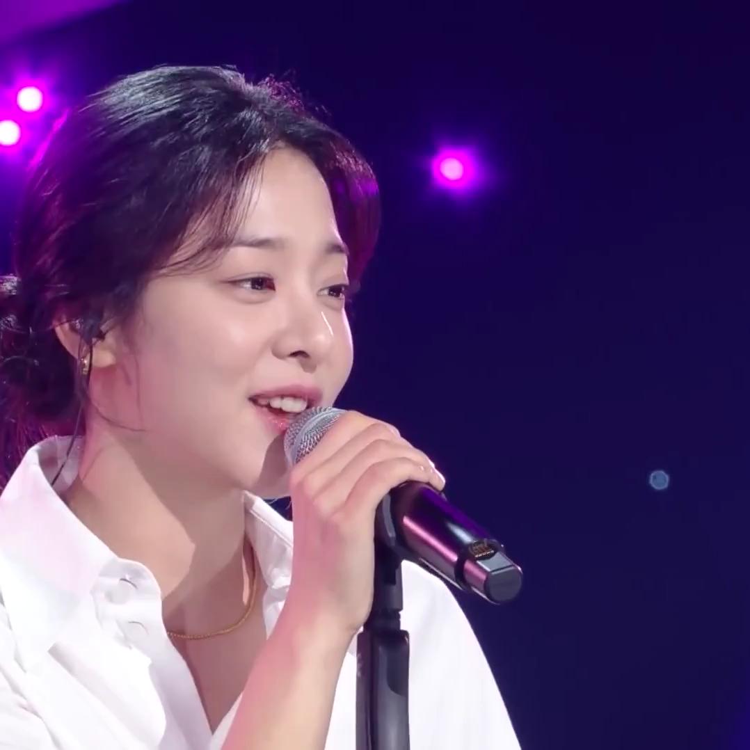 배우들은 어쩜 노래도 잘 해?🎤

최근 송혜교를 비롯한 많은 배우들이 음악 프로그램과 다양한 곳에서 노래를 선보이곤 하는데요. 그들의 맑고 청아한 목소리와 정확한 발음은 감정을 더욱 섬세하게 전달하죠. 그래서 준비한 배우들의 노래 모음! 슬라이드를 넘겨 감상해보세요.🎶

1. 설인아 - 여우야
2. 박정민 - 고민중독
3. 고경표 - ...사랑했잖아...
4. 송혜교 - 후애(後愛)
5. 신민아 - 혼자만의 겨울
6. 변우석 - Star
7. 전미도 - 사랑하게 될 줄 알았어
8. 고아성X이솜X박혜수 - 왜 그래 이미지