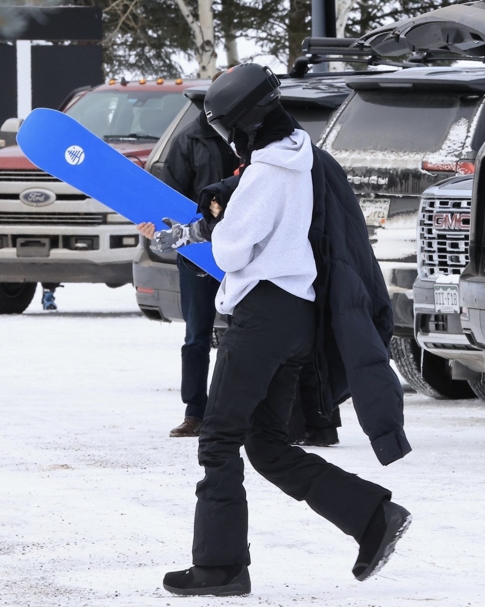 제너자매의 스키장 룩🎿

매년 겨울이면 셀럽들이 찾는 곳이 있죠. 바로 콜로라도주의 아스펜인데요. 올해는 헤일리 비버-저스틴 비버 부부에 이어 제너 가족들도 아스펜에 합류해 함께 스키를 즐겼습니다. 켄달 제너와 카일리 제너는 스키를 탈 때 어떤 옷을 입었는지 궁금하지 않으신가요? 그들의 사진을 모아봤습니다.

켄달 제너는 숏 코트와 퍼 모자를 매치하고 레깅스에 롱부츠를 신었습니다. 리얼웨이에서도 자주 보이는 털이 가득한 모자인데요. 스키 휴양지로 유명한 아스펜에 잘 어울리는 아이템이네요. 본격적으로 스키를 즐길 때는 실버 숏 패딩을 입고 있다가 블랙 패딩과 회색 후디로 갈아입었습니다. 미니멀 룩을 좋아하는 켄달답게 스키장 룩도 깔끔합니다.

카일리 제너는 딸 스토미와 함께 스키를 즐겼는데요. 노란색 살로몬 패딩으로 설원에서 포인트를 주었네요! 스토미도 어릴 때부터 스키를 즐겨온 덕분인지 자세가 예사롭지 않네요. 제너 가족의 헬멧은 모두 스미스(SMITH) 제품입니다.
 이미지4