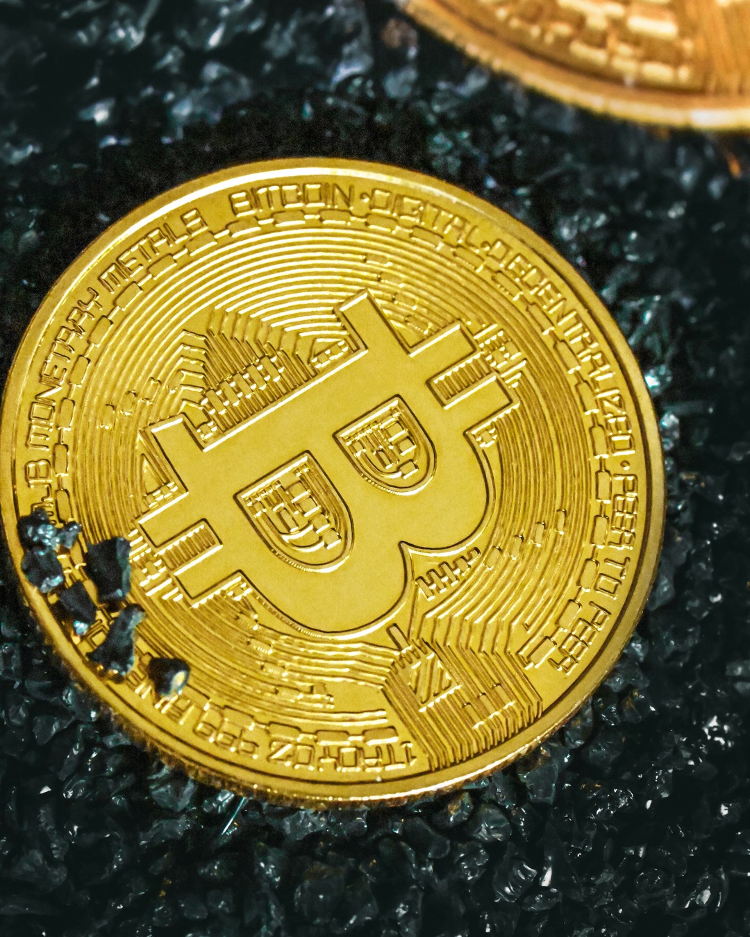 늦었다.. 비트코인 이제 1억6천만 원
비트코인(BTC)이 오전 9시 대비 5.14% 오른 1억6191만3000원을 기록, 신고가를 경신했습니다. 도널드 트럼프 미국 대통령 당선인 취임식을 맞아 ‘친가상화폐 정책’ 관련 기대감이 높아지면서 시장 분위기가 달아오르고 있는데요.
이처럼 비트코인 등 가상자산 가격 상승세는 트럼프 미국 대통령 당선인의 가상자산 친화 정책 공약에 따른 기대감이 투자 심리를 견인한 것에 기인한 것으로 풀이됩니다. 한편, 트럼프는 대선 공약으로 ▲국가 차원의 비트코인 보유고 설립 ▲대통령 직속 가상자산 자문위원회 설립 ▲미국 내 비트코인 잔여 물량 채굴 ▲달러 기반 스테이블코인 확장 등 미국을 가상자산의 중심지로 만들겠다는 의지를 표명한 바 있습니다. 이미지