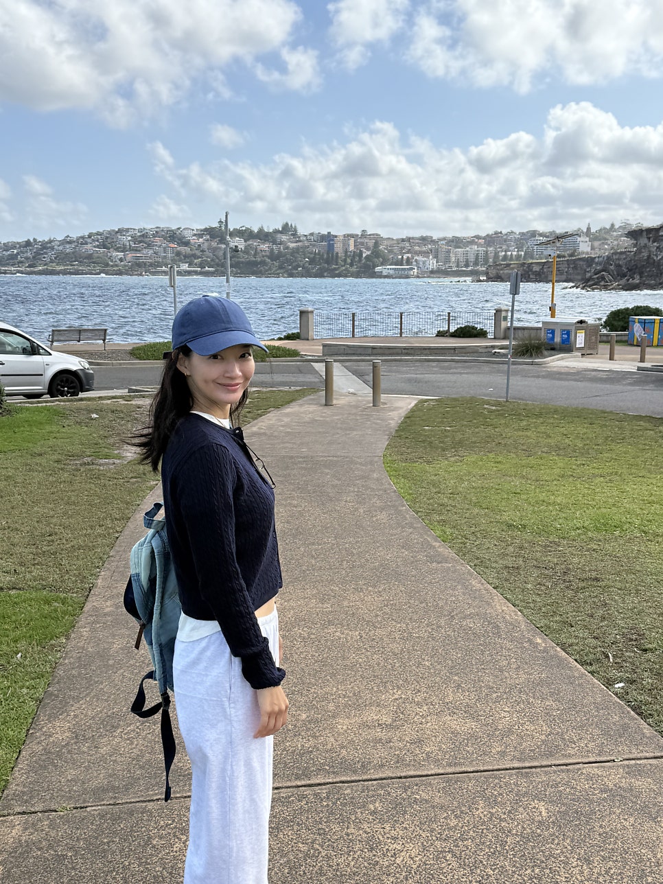 민아 언니, 블로그 개설했어요💚🤍
신민아가 팬들과의 소통을 위해 개인 블로그를 개설하며 일상을 공유하기 시작했습니다.
신민아는 1월 20일 자신의 블로그에 “안녕하세요. 신민아입니다. 블로그를 시작했어요. 처음 올리는 사진들은 여행 사진인데요.. 재밌게 봐주세요”라는 글과 함께 여러 장의 사진을 게시했습니다.
공개된 사진 속에서 신민아는 편안한 차림으로 여유로운 여행을 즐기는 모습을 보여주었습니다. 모자, 맨투맨, 후드티, 크롭티 등 캐주얼한 스타일을 선보였으며, 화장기 없는 자연스러운 모습에도 빛나는 미모로 감탄을 자아냈습니다.
신민아는 첫 게시물을 마무리하며 “첫 게시물 고민하다가.. 재밌게 보셨으면 좋겠어요. 어렵다. 그러나 또 올게요”라고 솔직한 소감을 남겨 웃음을 자아내기도 했습니다. 이번 블로그 개설로 신민아가 앞으로 보여줄 다양한 일상과 진솔한 모습에 대한 기대가 더욱 커지고 있습니다. 이미지3