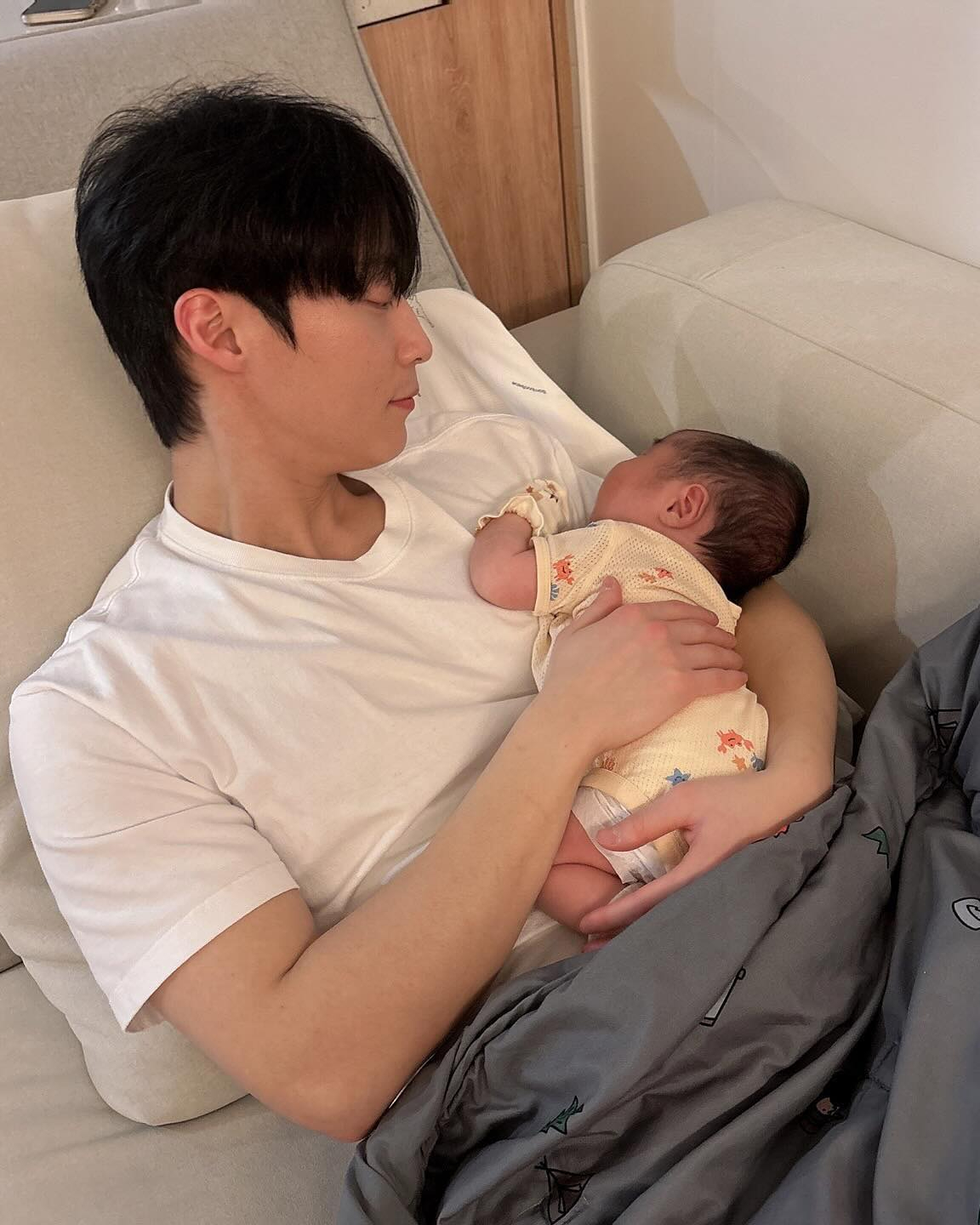 오늘 변우석 만나러 갑니다👩❤️👨
오늘 밤, 1월 20일부터 21일 새벽 사이에 '성 아그네스 데이'가 찾아옵니다! 이 특별한 날에는 몸을 깨끗이 씻고, 베개 밑에 로즈마리를 두고 잠들기 전에 기도를 하면 꿈속에서 미래의 남편을 볼 수 있다고 전해지는데요. 만약 로즈마리가 없다면, 이미지를 대신 사용해도 괜찮다고 합니다.✨
단, 반드시 밤 12시 전에 잠들어야 하며, 꿈에서 흐릿하게 보이는 얼굴은 인연을 뜻한다고 합니다. 여러분은 오늘 밤, 어떤 인연을 꿈에서 만나고 싶나요?❤️ 이미지3