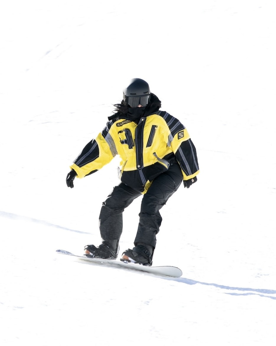 제너자매의 스키장 룩🎿

매년 겨울이면 셀럽들이 찾는 곳이 있죠. 바로 콜로라도주의 아스펜인데요. 올해는 헤일리 비버-저스틴 비버 부부에 이어 제너 가족들도 아스펜에 합류해 함께 스키를 즐겼습니다. 켄달 제너와 카일리 제너는 스키를 탈 때 어떤 옷을 입었는지 궁금하지 않으신가요? 그들의 사진을 모아봤습니다.

켄달 제너는 숏 코트와 퍼 모자를 매치하고 레깅스에 롱부츠를 신었습니다. 리얼웨이에서도 자주 보이는 털이 가득한 모자인데요. 스키 휴양지로 유명한 아스펜에 잘 어울리는 아이템이네요. 본격적으로 스키를 즐길 때는 실버 숏 패딩을 입고 있다가 블랙 패딩과 회색 후디로 갈아입었습니다. 미니멀 룩을 좋아하는 켄달답게 스키장 룩도 깔끔합니다.

카일리 제너는 딸 스토미와 함께 스키를 즐겼는데요. 노란색 살로몬 패딩으로 설원에서 포인트를 주었네요! 스토미도 어릴 때부터 스키를 즐겨온 덕분인지 자세가 예사롭지 않네요. 제너 가족의 헬멧은 모두 스미스(SMITH) 제품입니다.
 이미지7