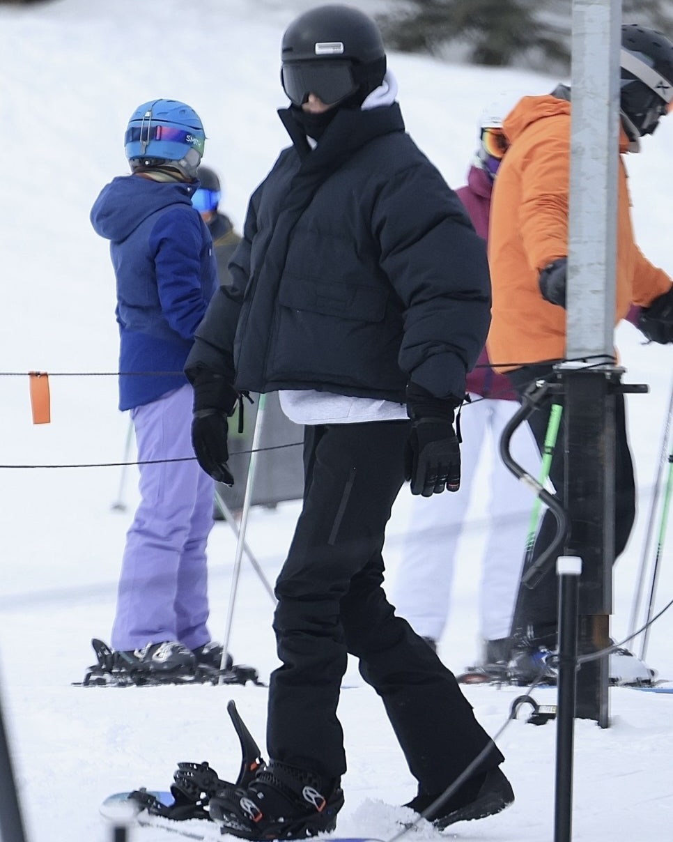 제너자매의 스키장 룩🎿

매년 겨울이면 셀럽들이 찾는 곳이 있죠. 바로 콜로라도주의 아스펜인데요. 올해는 헤일리 비버-저스틴 비버 부부에 이어 제너 가족들도 아스펜에 합류해 함께 스키를 즐겼습니다. 켄달 제너와 카일리 제너는 스키를 탈 때 어떤 옷을 입었는지 궁금하지 않으신가요? 그들의 사진을 모아봤습니다.

켄달 제너는 숏 코트와 퍼 모자를 매치하고 레깅스에 롱부츠를 신었습니다. 리얼웨이에서도 자주 보이는 털이 가득한 모자인데요. 스키 휴양지로 유명한 아스펜에 잘 어울리는 아이템이네요. 본격적으로 스키를 즐길 때는 실버 숏 패딩을 입고 있다가 블랙 패딩과 회색 후디로 갈아입었습니다. 미니멀 룩을 좋아하는 켄달답게 스키장 룩도 깔끔합니다.

카일리 제너는 딸 스토미와 함께 스키를 즐겼는데요. 노란색 살로몬 패딩으로 설원에서 포인트를 주었네요! 스토미도 어릴 때부터 스키를 즐겨온 덕분인지 자세가 예사롭지 않네요. 제너 가족의 헬멧은 모두 스미스(SMITH) 제품입니다.
 이미지5