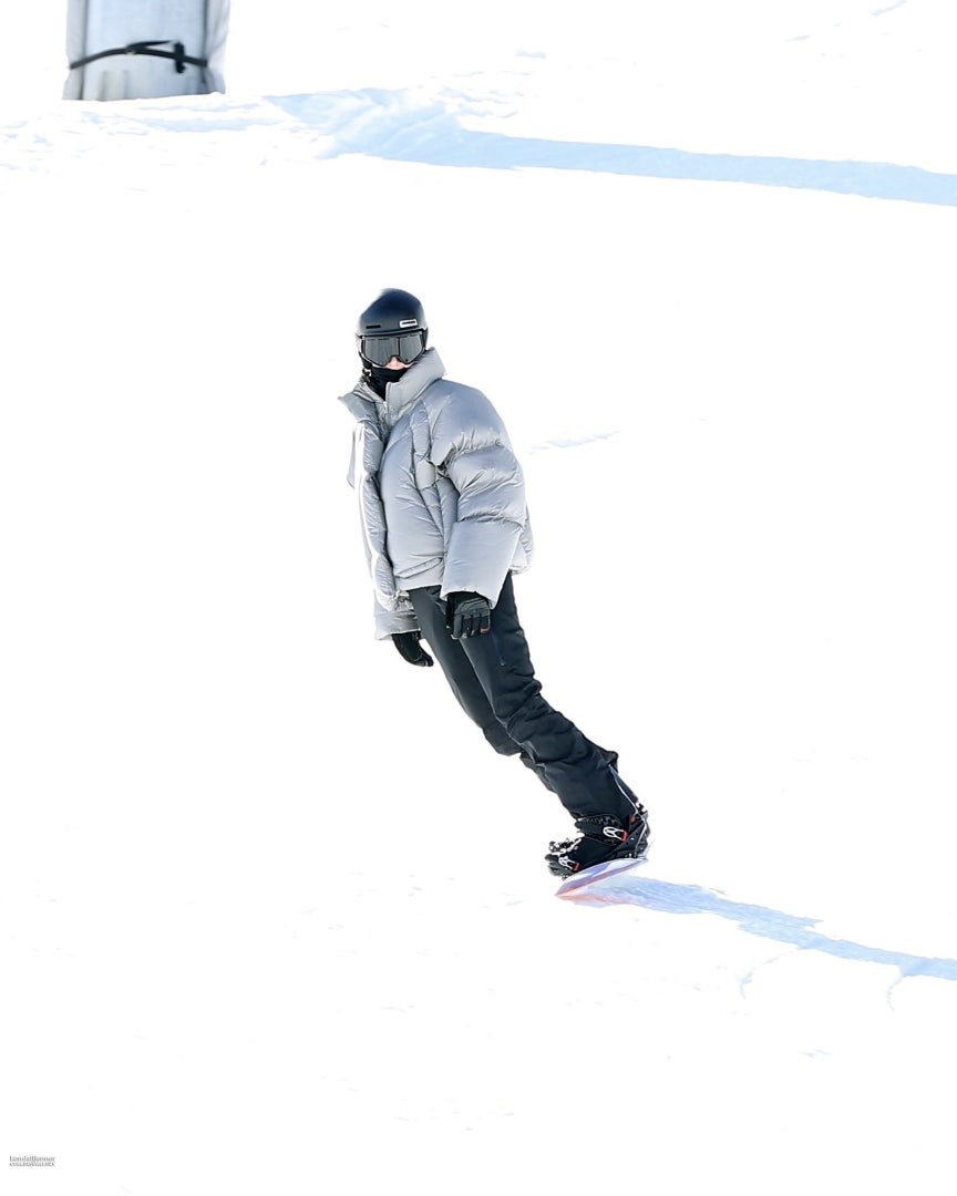 제너자매의 스키장 룩🎿

매년 겨울이면 셀럽들이 찾는 곳이 있죠. 바로 콜로라도주의 아스펜인데요. 올해는 헤일리 비버-저스틴 비버 부부에 이어 제너 가족들도 아스펜에 합류해 함께 스키를 즐겼습니다. 켄달 제너와 카일리 제너는 스키를 탈 때 어떤 옷을 입었는지 궁금하지 않으신가요? 그들의 사진을 모아봤습니다.

켄달 제너는 숏 코트와 퍼 모자를 매치하고 레깅스에 롱부츠를 신었습니다. 리얼웨이에서도 자주 보이는 털이 가득한 모자인데요. 스키 휴양지로 유명한 아스펜에 잘 어울리는 아이템이네요. 본격적으로 스키를 즐길 때는 실버 숏 패딩을 입고 있다가 블랙 패딩과 회색 후디로 갈아입었습니다. 미니멀 룩을 좋아하는 켄달답게 스키장 룩도 깔끔합니다.

카일리 제너는 딸 스토미와 함께 스키를 즐겼는데요. 노란색 살로몬 패딩으로 설원에서 포인트를 주었네요! 스토미도 어릴 때부터 스키를 즐겨온 덕분인지 자세가 예사롭지 않네요. 제너 가족의 헬멧은 모두 스미스(SMITH) 제품입니다.
 이미지3