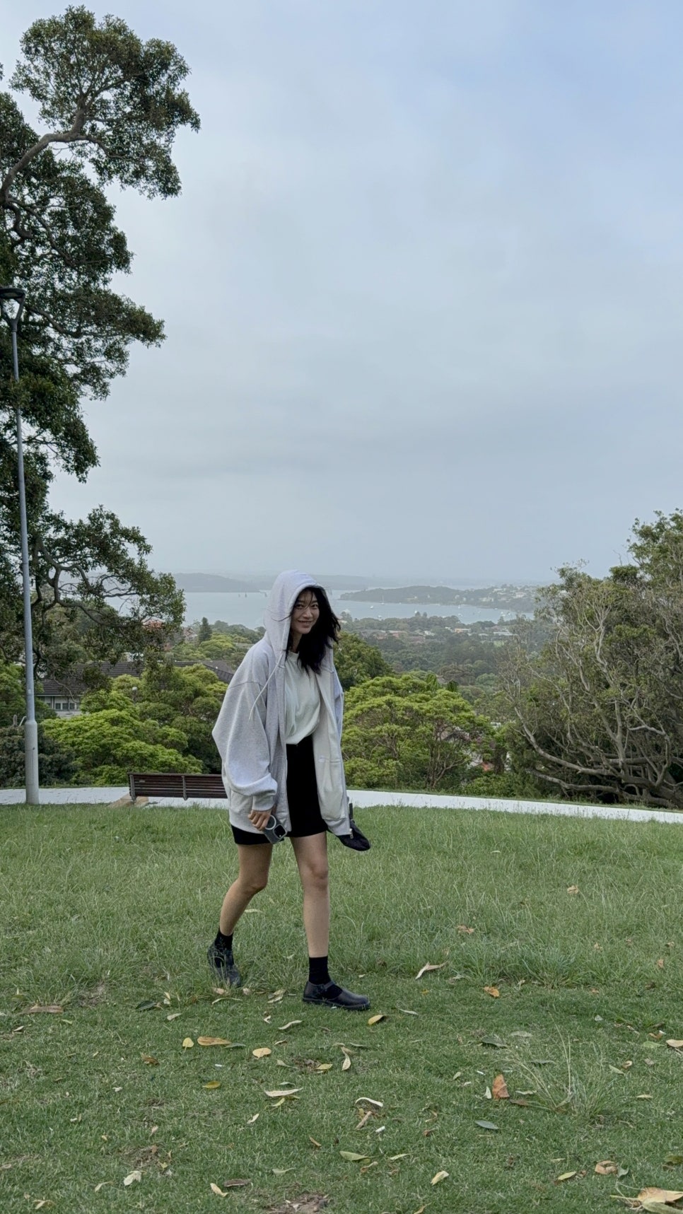 민아 언니, 블로그 개설했어요💚🤍
신민아가 팬들과의 소통을 위해 개인 블로그를 개설하며 일상을 공유하기 시작했습니다.
신민아는 1월 20일 자신의 블로그에 “안녕하세요. 신민아입니다. 블로그를 시작했어요. 처음 올리는 사진들은 여행 사진인데요.. 재밌게 봐주세요”라는 글과 함께 여러 장의 사진을 게시했습니다.
공개된 사진 속에서 신민아는 편안한 차림으로 여유로운 여행을 즐기는 모습을 보여주었습니다. 모자, 맨투맨, 후드티, 크롭티 등 캐주얼한 스타일을 선보였으며, 화장기 없는 자연스러운 모습에도 빛나는 미모로 감탄을 자아냈습니다.
신민아는 첫 게시물을 마무리하며 “첫 게시물 고민하다가.. 재밌게 보셨으면 좋겠어요. 어렵다. 그러나 또 올게요”라고 솔직한 소감을 남겨 웃음을 자아내기도 했습니다. 이번 블로그 개설로 신민아가 앞으로 보여줄 다양한 일상과 진솔한 모습에 대한 기대가 더욱 커지고 있습니다. 이미지9