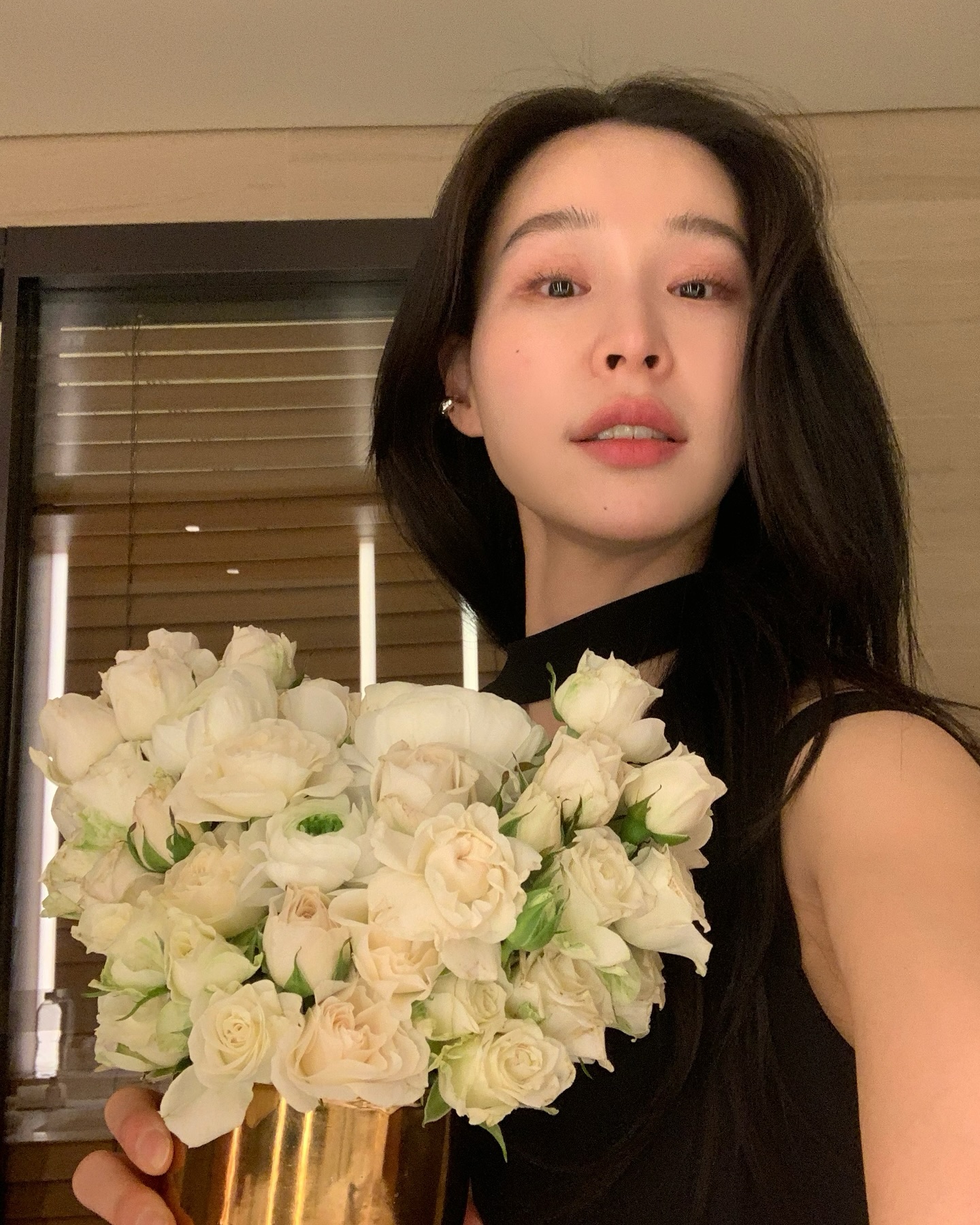 주얼리 하나로 코디력 올리는 법✅

패션에서 주얼리는 스타일을 완성하는 중요한 아이템인데요, 적절한 주얼리로 다양한 룩을 더욱 세련되게 연출할 수 있습니다. 그렇다면 각 스타일에 어울리는 주얼리들을 소개해드릴게요!✨

1. 세련미를 더하는 이어커프
귀를 뚫지 않아서 귀걸이나 피어싱을 고민하셨다면, 이어커프 하나로 멋을 더해보세요. 미니멀한 디자인으로 세련된 룩을 완성할 수 있고, 어떤 스타일에도 잘 어울려요.

2. 크기가 큰 진주 귀걸이로 포인트 더하기
은은하고 여성스러운 매력을 지닌 진주 귀걸이는 고급스러운 분위기를 더해주며, 특히 큰 진주 귀걸이는 얼굴을 작아 보이게 하는 효과도 있습니다. 어떤 코디든 완벽한 비율을 완성하고 싶다면 꼭 활용해보세요.

3. 주얼리 레이어링
최근 패션에서 레이어링은 중요한 트렌드인데요, 옷뿐만 아니라 주얼리에도 레이어링을 활용하면 더 멋스럽고 유니크한 아웃핏을 연출할 수 있어요.

4. 꾸안꾸룩에 헤어밴드로 러블리한 매력 더하기
꾸안꾸룩에 헤어밴드 하나만 추가해도 한층 더 러블리한 분위기를 완성할 수 있어요. 데이트나 특별한 날, 헤어밴드를 착용하면 귀엽고 사랑스러운 느낌을 더해줄 거예요. 이미지