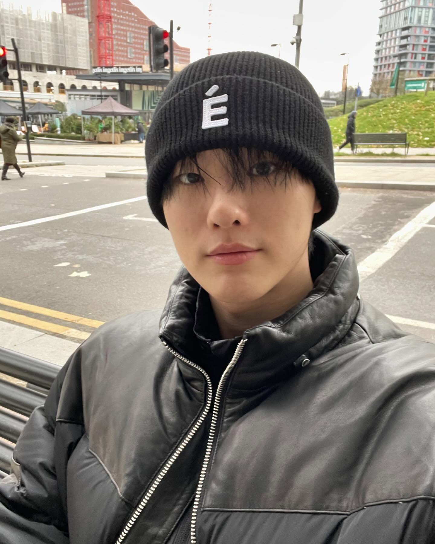 오늘 변우석 만나러 갑니다👩‍❤️‍👨

오늘 밤, 1월 20일부터 21일 새벽 사이에 '성 아그네스 데이'가 찾아옵니다! 이 특별한 날에는 몸을 깨끗이 씻고, 베개 밑에 로즈마리를 두고 잠들기 전에 기도를 하면 꿈속에서 미래의 남편을 볼 수 있다고 전해지는데요. 만약 로즈마리가 없다면, 이미지를 대신 사용해도 괜찮다고 합니다.✨

단, 반드시 밤 12시 전에 잠들어야 하며, 꿈에서 흐릿하게 보이는 얼굴은 인연을 뜻한다고 합니다. 여러분은 오늘 밤, 어떤 인연을 꿈에서 만나고 싶나요?❤️ 이미지