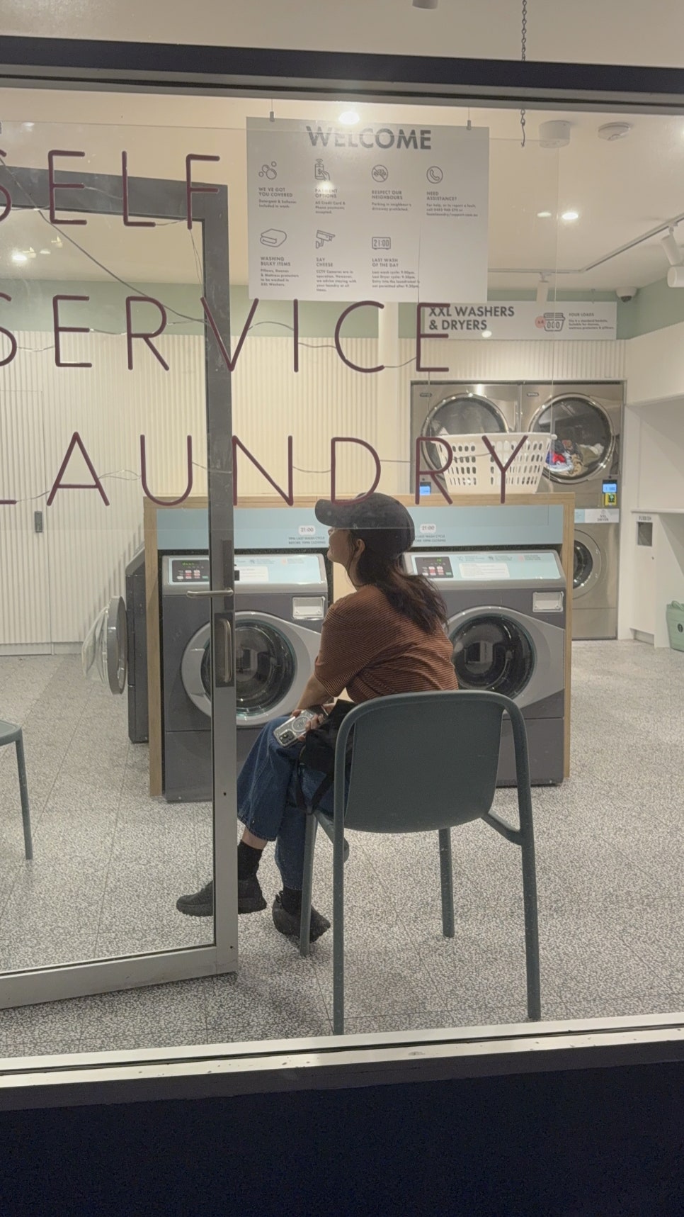 민아 언니, 블로그 개설했어요💚🤍
신민아가 팬들과의 소통을 위해 개인 블로그를 개설하며 일상을 공유하기 시작했습니다.
신민아는 1월 20일 자신의 블로그에 “안녕하세요. 신민아입니다. 블로그를 시작했어요. 처음 올리는 사진들은 여행 사진인데요.. 재밌게 봐주세요”라는 글과 함께 여러 장의 사진을 게시했습니다.
공개된 사진 속에서 신민아는 편안한 차림으로 여유로운 여행을 즐기는 모습을 보여주었습니다. 모자, 맨투맨, 후드티, 크롭티 등 캐주얼한 스타일을 선보였으며, 화장기 없는 자연스러운 모습에도 빛나는 미모로 감탄을 자아냈습니다.
신민아는 첫 게시물을 마무리하며 “첫 게시물 고민하다가.. 재밌게 보셨으면 좋겠어요. 어렵다. 그러나 또 올게요”라고 솔직한 소감을 남겨 웃음을 자아내기도 했습니다. 이번 블로그 개설로 신민아가 앞으로 보여줄 다양한 일상과 진솔한 모습에 대한 기대가 더욱 커지고 있습니다. 이미지4