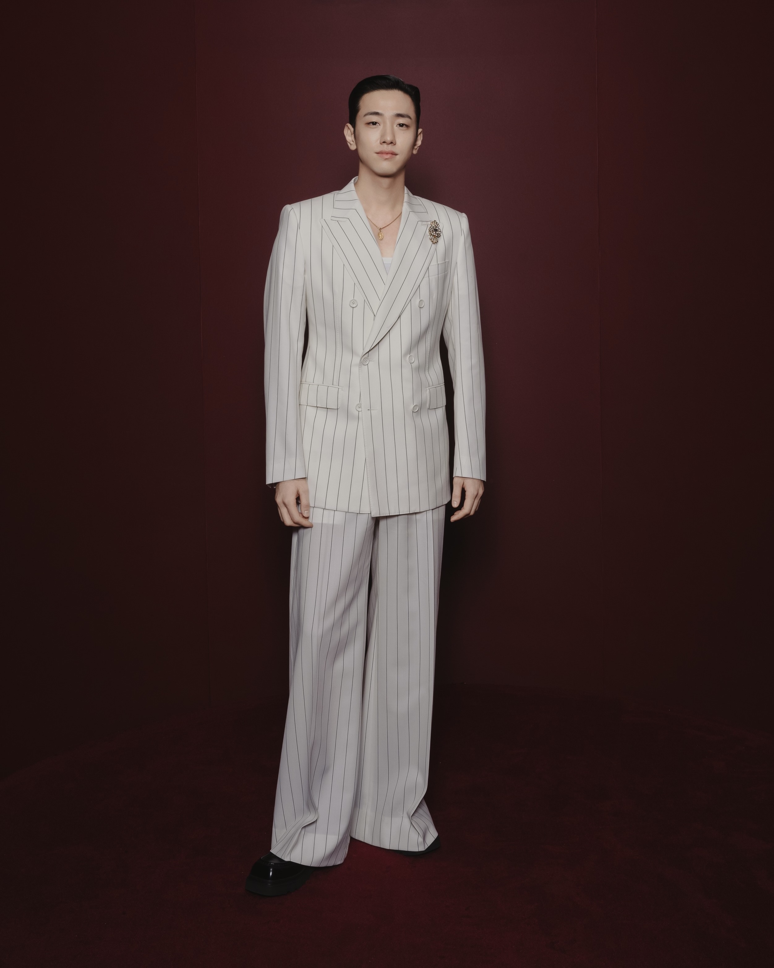 돌체 앤 가바나 25FW📸 🔍

우리나라 남자 배우 정해인, 노상현, 그리고 남윤수가 ‘레드 카펫 위에서 완벽한 배우’의 모습으로 돌체앤가바나 쇼장에 나타났죠. 우아한 이브닝 수트와 브로치 포인트로 밀도 높게 스타일링된 모습을 보여주었는데요. 이는 돌체앤가바나 2025 F/W 컨셉과 완벽히 일치하는 모습이었습니다.

돌체앤가바나의 이번 컨셉은 ‘파파라치’였습니다. 배우들의 삶을 파파라치의 시선에서 조명했는데요. 배우들의 레드 카펫 위에서의 우아함과 카리스마 넘치는 모습, 그리고 배우들의 일상적인 모습을 두 가지 축으로 나눠 총 69개 룩을 선보였습니다.

‘레드 카펫 위에서의 배우’ 컨셉의 룩들은 엘레강스한 40년대 스타일의 화려한 테일러링을 선보였습니다. 반면, 일상적인 모습에서 배우들은 데님과 니트, 후디로 편안한 룩을 보여주었죠.

일상 컨셉 룩에서도 눈에 띈 아이템이 있었는데요. 바로 이제 우리에게 너무나도 익숙해진 아이템, 퍼(fur)입니다. 볼륨감 있는 퍼로 일상에서도 보이는 배우들의 “prestige”를 표현했습니다. 또한, 벨트를 여러 겹 레이어링하는 스타일링을 보여주며 일상룩에도 포인트를 더했습니다.

‘파파라치’라는 컨셉으로 재미있게 풀어낸 돌체앤가바나의 2025 F/W 쇼. 슬라이드를 넘겨 파파라치들의 재미있는 모습들과, 대비되는 두 가지 컨셉의 룩들도 구경해보세요! 이미지3