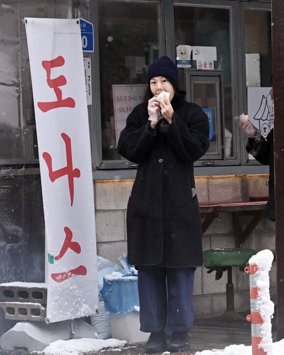 김민희의 도넛 가게 🍩

임신 소식으로 화제를 모았던 김민희. 그녀의 사진에 찍힌 도넛 가게도 주목받고 있습니다. 바로 남양주에 위치한 <면포도궁 팔당 본점>인데요. 이곳은 이미 여러 프로그램에서 소개된 적 있어 유명한 맛집입니다. 수많은 연예인들의 사인도 볼 수 있죠.

팔당댐 라이딩을 즐기는 사람들에게는 ‘면포도궁 라이딩’이라는 코스가 있을 정도로, 라이딩 코스에 꼭 포함되는 명소입니다. 다양한 도넛 종류를 저렴한 가격에 판매하며, 매일 새 기름을 사용해 신선함을 유지한다고 합니다. 특히 고로케와 사라다빵은 금방 품절되니 먹고 싶다면 오픈 시간에 맞춰 일찍 방문해보는 것을 추천합니다.

주차도 가능하며, 월요일은 정기 휴일입니다. 다만, 하절기와 동절기의 운영 시간이 다를 수 있으니 방문 전 확인하세요. 이미지