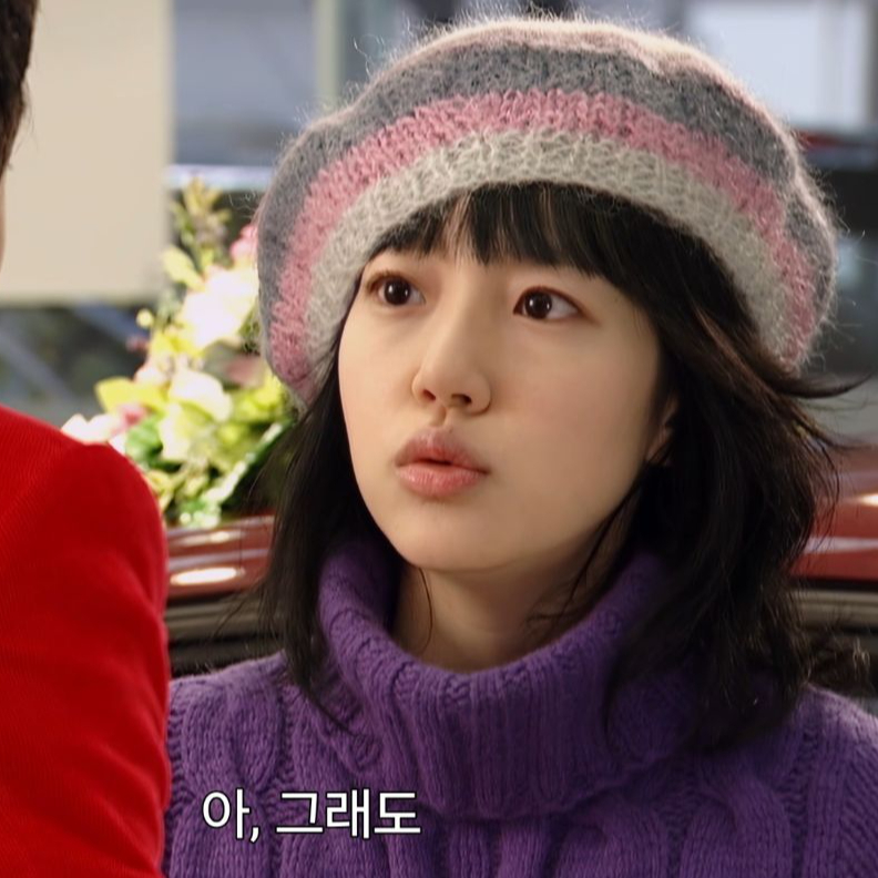 레이어드 중단발 원조🫧임수정

화장기 없는 청순한 얼굴에 샤기컷과 힙한 패션으로 '청순힙'의 대명사였던 임수정! 드라마 '미안하다, 사랑한다'에서 선보인 그녀는 맑은 얼굴과 상반되는 스타일로 큰 인기를 끌었는데요. 특히 요즘 유행하는 레이어드 단발은 임수정이 원조라 해도 과언이 아닐 만큼, 그녀의 샤기컷 스타일링은 많은 사랑을 받았습니다. 시간이 지나도 여전히 재평가받는 그녀의 미모, 슬라이드를 넘겨 감상해 보세요!❤️ 이미지