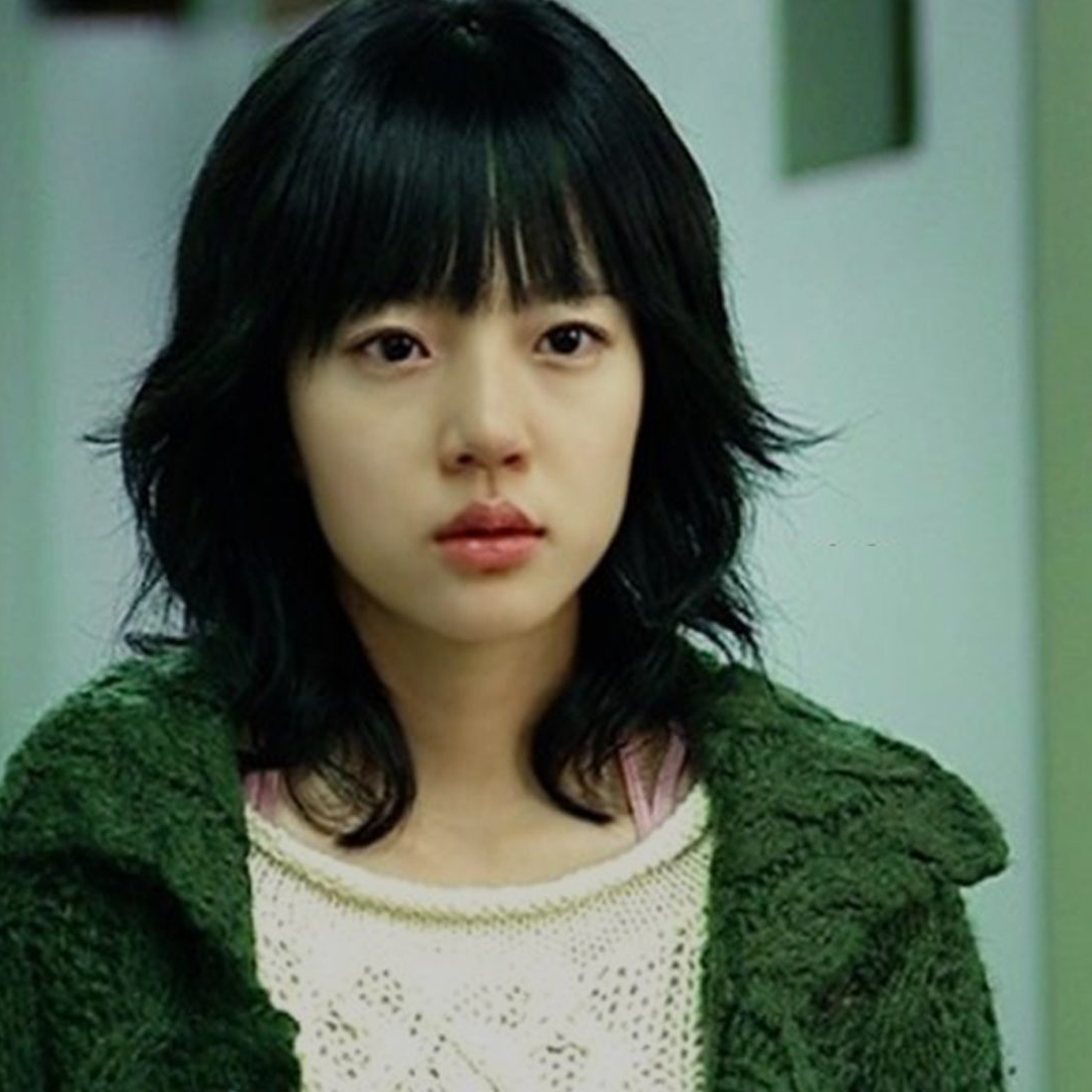 레이어드 중단발 원조🫧임수정

화장기 없는 청순한 얼굴에 샤기컷과 힙한 패션으로 '청순힙'의 대명사였던 임수정! 드라마 '미안하다, 사랑한다'에서 선보인 그녀는 맑은 얼굴과 상반되는 스타일로 큰 인기를 끌었는데요. 특히 요즘 유행하는 레이어드 단발은 임수정이 원조라 해도 과언이 아닐 만큼, 그녀의 샤기컷 스타일링은 많은 사랑을 받았습니다. 시간이 지나도 여전히 재평가받는 그녀의 미모, 슬라이드를 넘겨 감상해 보세요!❤️ 이미지9