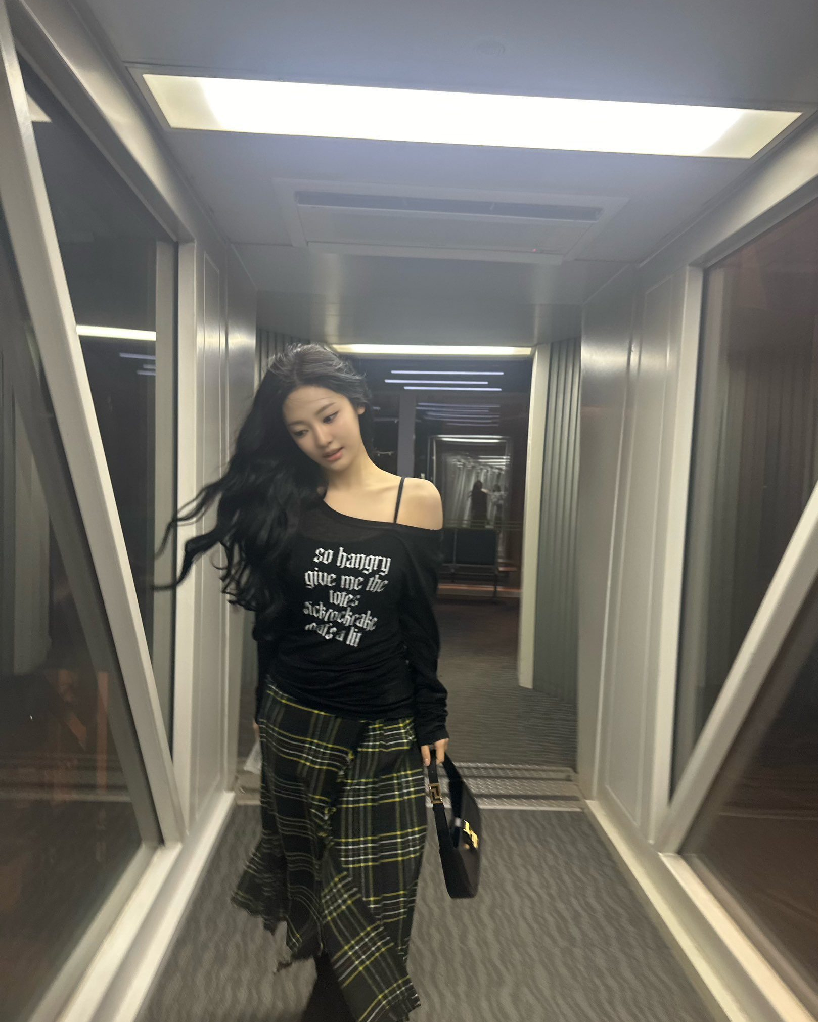 은은한 섹시미🖤✨원숄더 탑
꾸안꾸 코디엔 한쪽 어깨만 내려 입는 원숄더 포인트 탑으로✔️ 이미지
