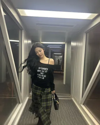 은은한 섹시미🖤✨원숄더 탑
꾸안꾸 코디엔 한쪽 어깨만 내려 입는 원숄더 포인트 탑으로✔️ 이미지