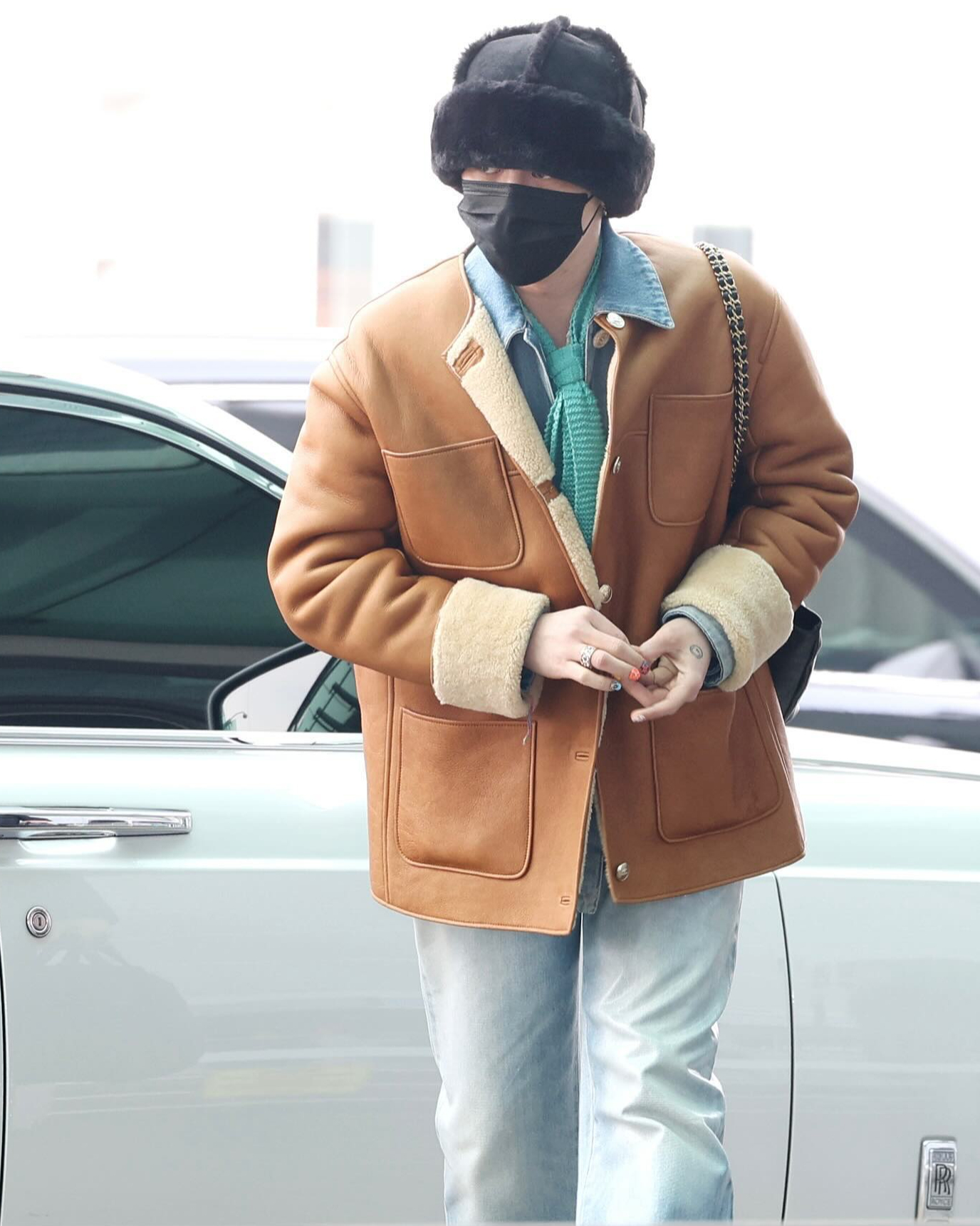 샤넬 쇼 가는 지디의 공항룩🤎✨
청청코디에 매치한 지디의 무스탕 정보는?👀
샤넬 - 2024/25 FW 컬렉션 제품 ‘Shearling Lambskin Brown&Beige(시어링 램스킨 브라운&베이지)' 이미지
