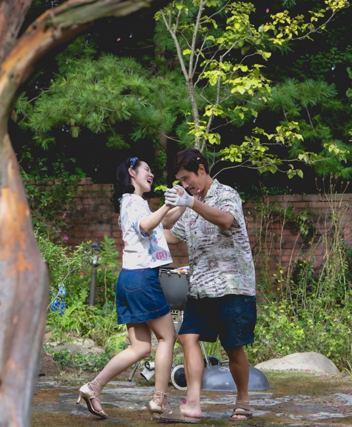 이병헌 & 손예진 신작 스틸컷 공개🎬

이병헌과 손예진 주연, 박찬욱 감독의 신작 영화 <어쩔 수가 없다> 스틸 이미지가 첫 공개됐습니다. CJ ENM은 주인공 이병헌과 손예진의 행복한 한 때를 담은 스틸컷을 공개했는데요. 영화는 미국 작가 도널드 웨스트레이크의 소설 '액스'(THE AX)를 원작으로, '다 이루었다'고 느낄 만큼 삶이 만족스러웠던 회사원 유만수가 덜컥 해고된 후 재취업을 향한 자신만의 전쟁을 준비하며 벌어지는 이야기를 담습니다.

특히 박찬욱 감독과 이병헌이 '공동경비구역 JSA', '쓰리, 몬스터' 이후 오랜만에 재회하는 작품이자 이병헌과 손예진이 처음 연기 호흡을 맞추는 영화로 박희순과 이성민, 염혜란, 차승원, 유연석까지 캐스팅이 더해져 큰 기대를 모읍니다. <어쩔 수가 없다>는 올해 가을 경 개봉 예정입니다. 이미지