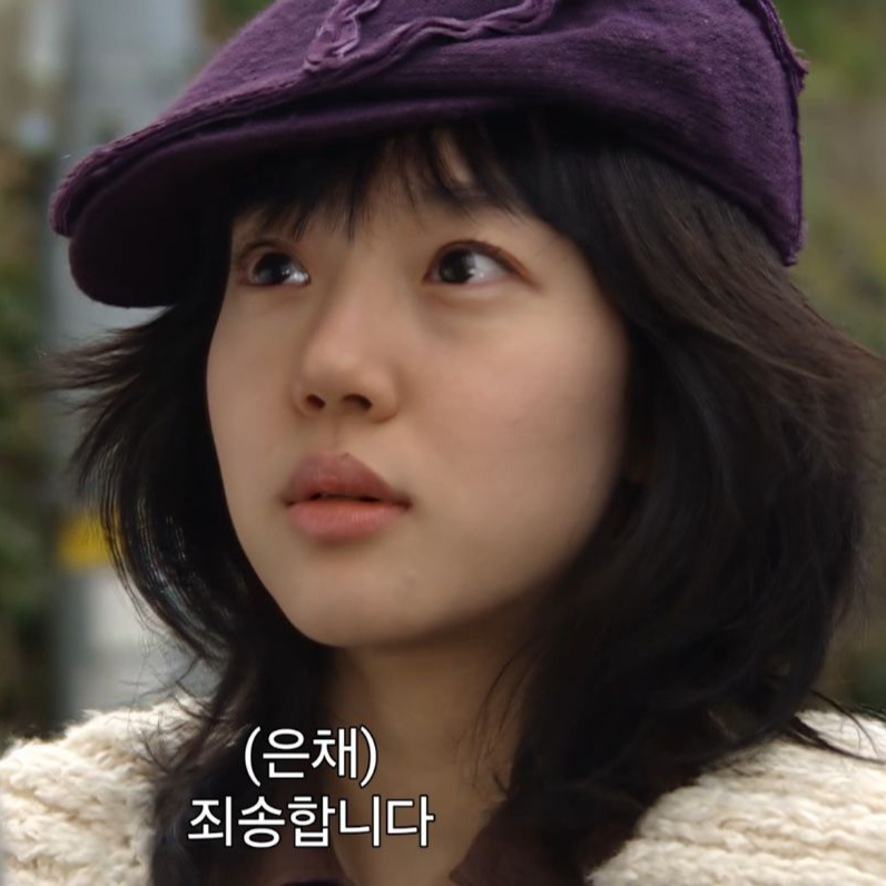 레이어드 중단발 원조🫧임수정

화장기 없는 청순한 얼굴에 샤기컷과 힙한 패션으로 '청순힙'의 대명사였던 임수정! 드라마 '미안하다, 사랑한다'에서 선보인 그녀는 맑은 얼굴과 상반되는 스타일로 큰 인기를 끌었는데요. 특히 요즘 유행하는 레이어드 단발은 임수정이 원조라 해도 과언이 아닐 만큼, 그녀의 샤기컷 스타일링은 많은 사랑을 받았습니다. 시간이 지나도 여전히 재평가받는 그녀의 미모, 슬라이드를 넘겨 감상해 보세요!❤️ 이미지3