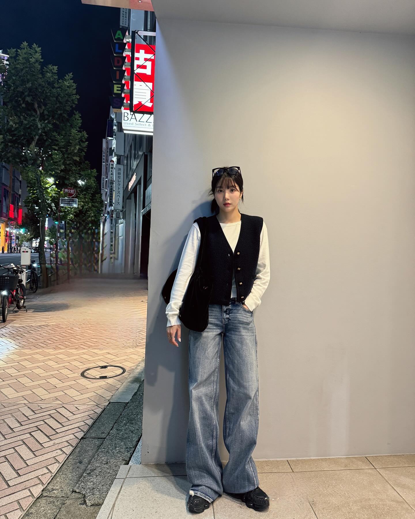 살 빠져 보이는 코디법⁉️

체형에 맞는 코디 하나로도 날씬해 보일 수 있다는 사실, 알고 계셨나요? 체형은 크게 웨이브, 스트레이트, 내추럴로 구분할 수 있는데요. 오늘은 각 체형을 대표하는 셀럽들을 예로 들어, 효과적인 코디법을 소개해 드릴게요!✨

1. 웨이브 체형
대표 셀럽: 제니, 나연, 카리나
특징: 가는 골격, 근육이 잘 붙지 않음, 긴 얇은 목, 긴 허리
코디법: 긴 허리를 보완하려면 상체는 짧고 하체는 길어 보이도록 코디하는 것이 중요합니다. 라운드넥이나 U넥 상의를 선택하고, 스탠다드 핏으로 몸에 맞는 옷을 입는 것이 효과적입니다. 팬츠보다는 스커트를 입는 것이 비율을 자연스럽게 맞추는 데 도움이 됩니다.

2. 스트레이트 체형
대표 셀럽: 송혜교, 조이, 권은비
특징: 글래머러스한 몸매, 길고 균형 잡힌 다리와 짧은 허리
코디법: V넥 디자인으로 목과 쇄골을 강조하고, 오버핏보다는 심플하고 몸에 맞는 핏의 옷을 선택하는 것이 좋습니다.

3. 내추럴 체형
대표 셀럽: 한소희, 정려원, 리사, 윈터
특징: 직각 어깨, 역삼각형 상체, 길고 비율 좋은 다리
코디법: 화려한 액세서리와 오버사이즈, 루즈핏 스타일이 잘 어울리며, 슬랙스나 A라인 스커트로 플랫한 체형을 보완할 수 있습니다. 이미지6