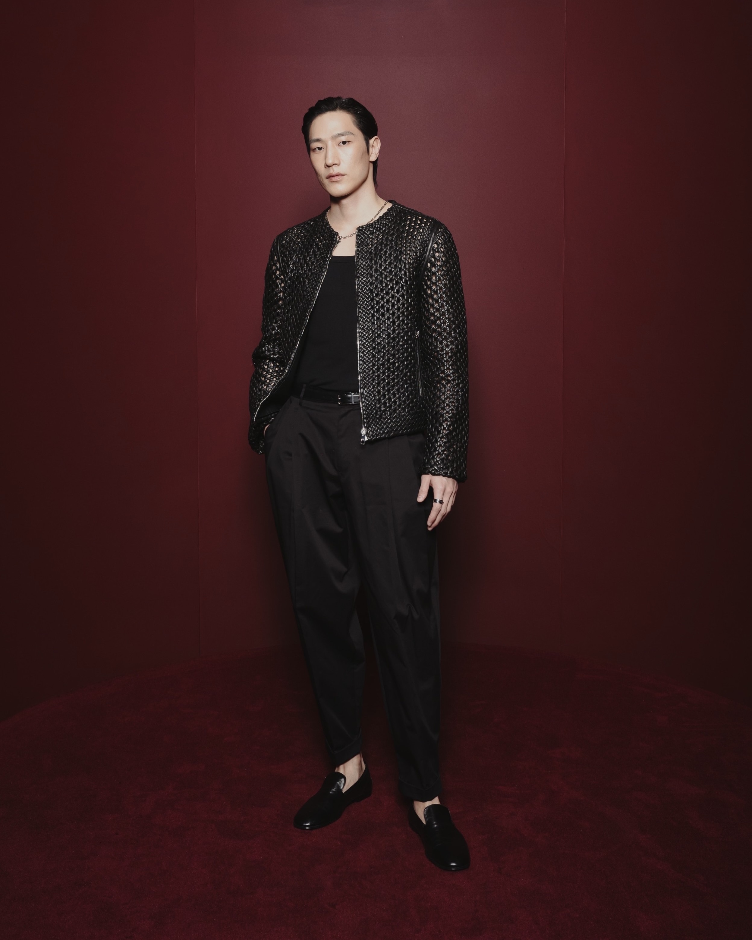 돌체 앤 가바나 25FW📸 🔍

우리나라 남자 배우 정해인, 노상현, 그리고 남윤수가 ‘레드 카펫 위에서 완벽한 배우’의 모습으로 돌체앤가바나 쇼장에 나타났죠. 우아한 이브닝 수트와 브로치 포인트로 밀도 높게 스타일링된 모습을 보여주었는데요. 이는 돌체앤가바나 2025 F/W 컨셉과 완벽히 일치하는 모습이었습니다.

돌체앤가바나의 이번 컨셉은 ‘파파라치’였습니다. 배우들의 삶을 파파라치의 시선에서 조명했는데요. 배우들의 레드 카펫 위에서의 우아함과 카리스마 넘치는 모습, 그리고 배우들의 일상적인 모습을 두 가지 축으로 나눠 총 69개 룩을 선보였습니다.

‘레드 카펫 위에서의 배우’ 컨셉의 룩들은 엘레강스한 40년대 스타일의 화려한 테일러링을 선보였습니다. 반면, 일상적인 모습에서 배우들은 데님과 니트, 후디로 편안한 룩을 보여주었죠.

일상 컨셉 룩에서도 눈에 띈 아이템이 있었는데요. 바로 이제 우리에게 너무나도 익숙해진 아이템, 퍼(fur)입니다. 볼륨감 있는 퍼로 일상에서도 보이는 배우들의 “prestige”를 표현했습니다. 또한, 벨트를 여러 겹 레이어링하는 스타일링을 보여주며 일상룩에도 포인트를 더했습니다.

‘파파라치’라는 컨셉으로 재미있게 풀어낸 돌체앤가바나의 2025 F/W 쇼. 슬라이드를 넘겨 파파라치들의 재미있는 모습들과, 대비되는 두 가지 컨셉의 룩들도 구경해보세요! 이미지2