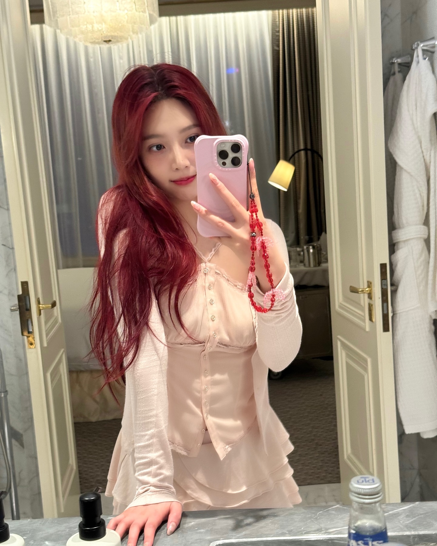 네일 자랑은 거울 셀카로🤳🏻✨ 이미지