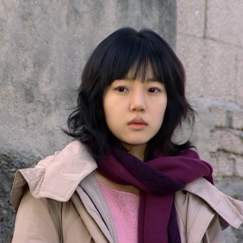 레이어드 중단발 원조🫧임수정

화장기 없는 청순한 얼굴에 샤기컷과 힙한 패션으로 '청순힙'의 대명사였던 임수정! 드라마 '미안하다, 사랑한다'에서 선보인 그녀는 맑은 얼굴과 상반되는 스타일로 큰 인기를 끌었는데요. 특히 요즘 유행하는 레이어드 단발은 임수정이 원조라 해도 과언이 아닐 만큼, 그녀의 샤기컷 스타일링은 많은 사랑을 받았습니다. 시간이 지나도 여전히 재평가받는 그녀의 미모, 슬라이드를 넘겨 감상해 보세요!❤️ 이미지4