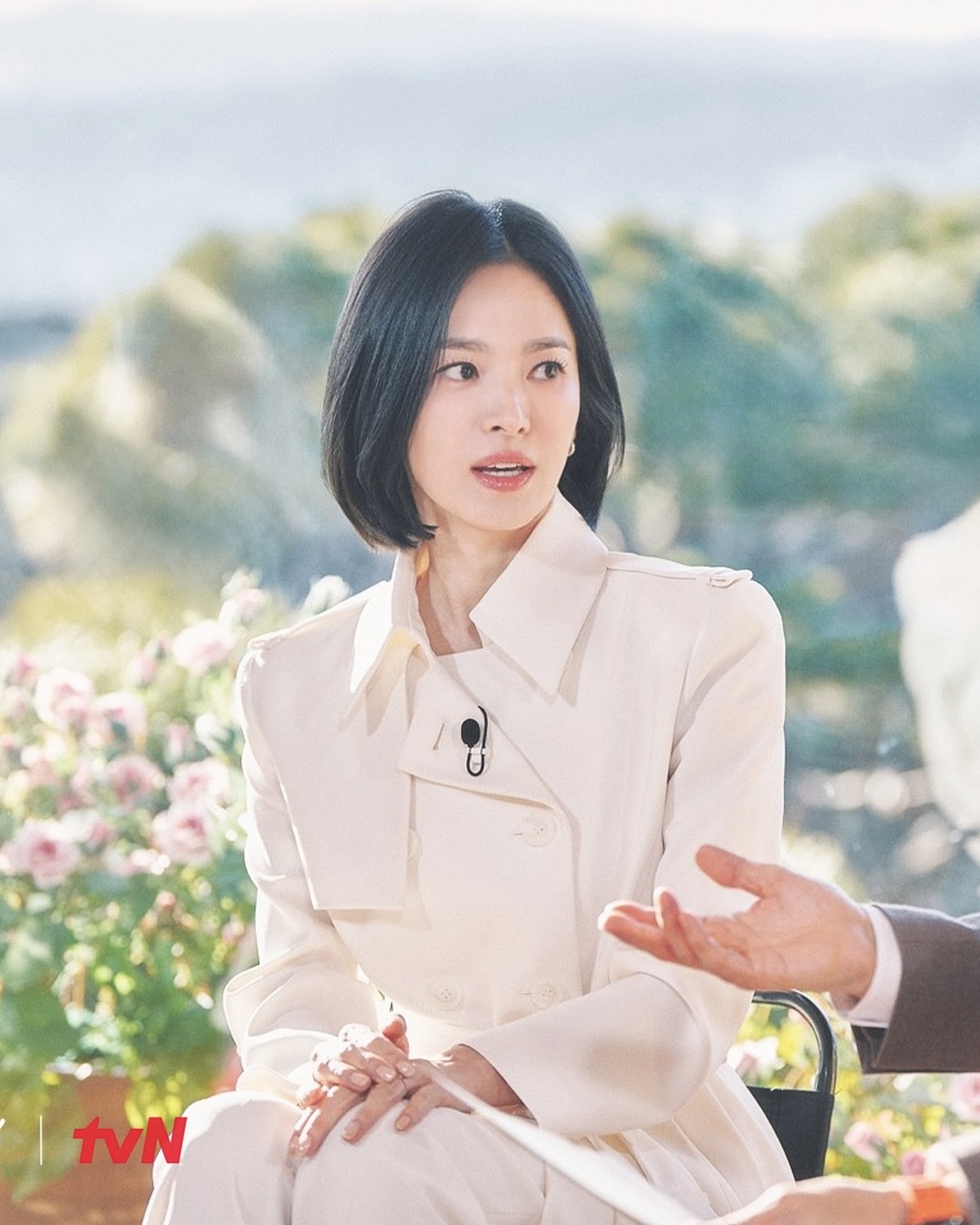 혜교 언니 립 알아보자💄

송혜교가 17년 만에 예능에 출연하며 화제를 모은 유 퀴즈 온 더 블럭과, 유튜브 인기 급상승 동영상 1위에 올랐던 송혜교 브이로그에서 사용한 메이크업 제품 정보를 가져왔습니다. 

겔랑 엠버서더답게 모든 제품이 겔랑이었는데요. 유 퀴즈에서의 은은한 코랄빛 립은 겔랑 키스키스 샤인 블룸 제품 중 ‘러브 블룸’과 ‘스프링 로즈’ 두 가지를 믹스해 사용했습니다.

유튜브에서도 겔랑 키스키스 샤인 블룸 ‘피치 키스’ 컬러를 사용했으며, 그 위에 겔랑 키스키스 비 글로우 오일 ‘허니 글로우’를 발라 촉촉한 립 메이크업을 완성했습니다. 아이섀도우는 겔랑의 옹브르 G 아이섀도우 ‘로얄 정글’을 사용해 은은한 브라운 메이크업을 연출했습니다.

송혜교가 사용하는 제품마다 품절되곤 하는 만큼, 이번 제품들도 뜨거운 관심 속에 빠르게 품절될 가능성이 높습니다. 구매를 원하신다면 서두르시는 게 좋을 듯합니다!
 이미지