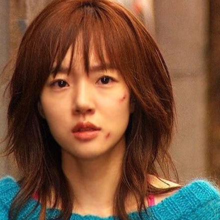 레이어드 중단발 원조🫧임수정

화장기 없는 청순한 얼굴에 샤기컷과 힙한 패션으로 '청순힙'의 대명사였던 임수정! 드라마 '미안하다, 사랑한다'에서 선보인 그녀는 맑은 얼굴과 상반되는 스타일로 큰 인기를 끌었는데요. 특히 요즘 유행하는 레이어드 단발은 임수정이 원조라 해도 과언이 아닐 만큼, 그녀의 샤기컷 스타일링은 많은 사랑을 받았습니다. 시간이 지나도 여전히 재평가받는 그녀의 미모, 슬라이드를 넘겨 감상해 보세요!❤️ 이미지8