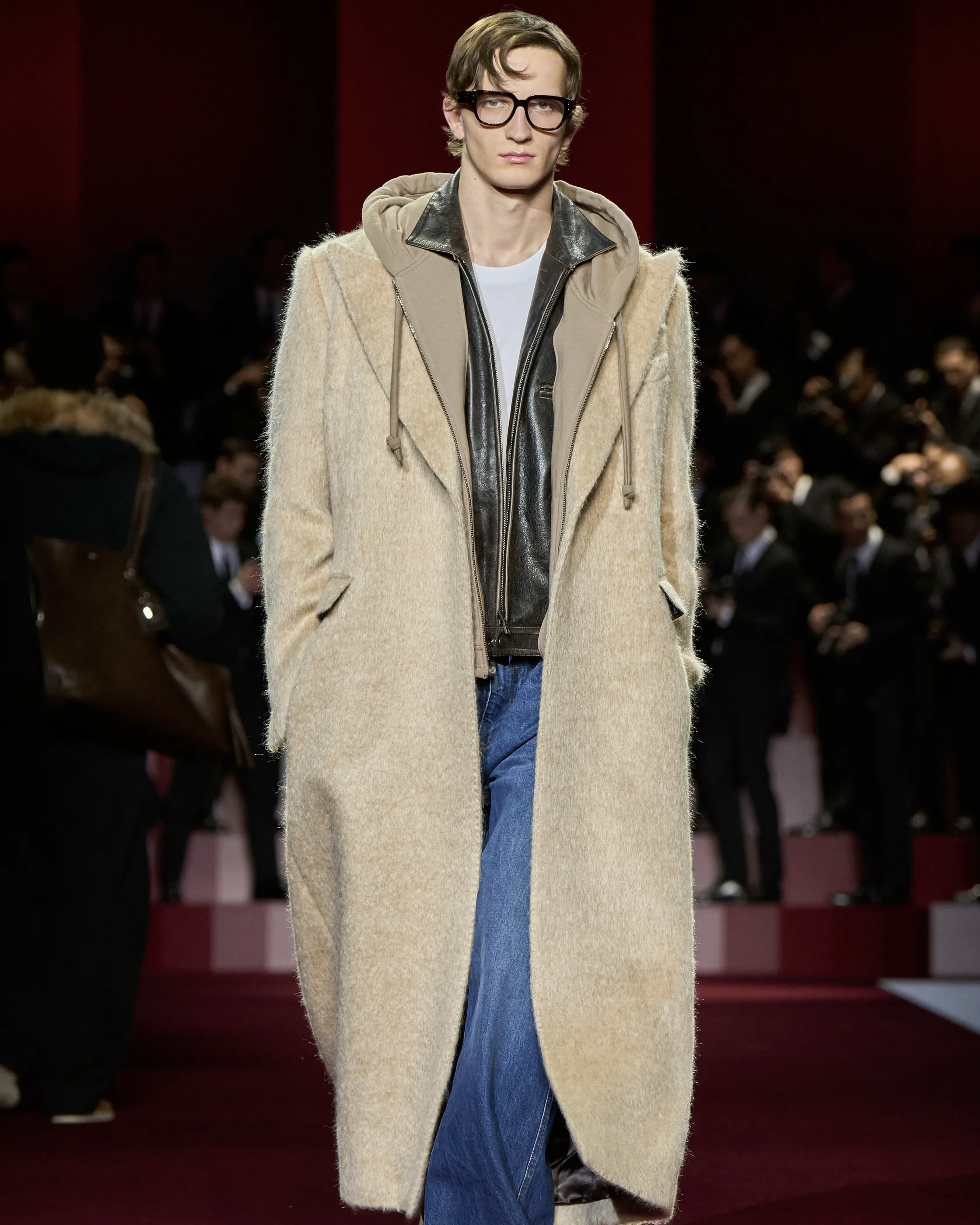 돌체 앤 가바나 25FW📸 🔍

우리나라 남자 배우 정해인, 노상현, 그리고 남윤수가 ‘레드 카펫 위에서 완벽한 배우’의 모습으로 돌체앤가바나 쇼장에 나타났죠. 우아한 이브닝 수트와 브로치 포인트로 밀도 높게 스타일링된 모습을 보여주었는데요. 이는 돌체앤가바나 2025 F/W 컨셉과 완벽히 일치하는 모습이었습니다.

돌체앤가바나의 이번 컨셉은 ‘파파라치’였습니다. 배우들의 삶을 파파라치의 시선에서 조명했는데요. 배우들의 레드 카펫 위에서의 우아함과 카리스마 넘치는 모습, 그리고 배우들의 일상적인 모습을 두 가지 축으로 나눠 총 69개 룩을 선보였습니다.

‘레드 카펫 위에서의 배우’ 컨셉의 룩들은 엘레강스한 40년대 스타일의 화려한 테일러링을 선보였습니다. 반면, 일상적인 모습에서 배우들은 데님과 니트, 후디로 편안한 룩을 보여주었죠.

일상 컨셉 룩에서도 눈에 띈 아이템이 있었는데요. 바로 이제 우리에게 너무나도 익숙해진 아이템, 퍼(fur)입니다. 볼륨감 있는 퍼로 일상에서도 보이는 배우들의 “prestige”를 표현했습니다. 또한, 벨트를 여러 겹 레이어링하는 스타일링을 보여주며 일상룩에도 포인트를 더했습니다.

‘파파라치’라는 컨셉으로 재미있게 풀어낸 돌체앤가바나의 2025 F/W 쇼. 슬라이드를 넘겨 파파라치들의 재미있는 모습들과, 대비되는 두 가지 컨셉의 룩들도 구경해보세요! 이미지10