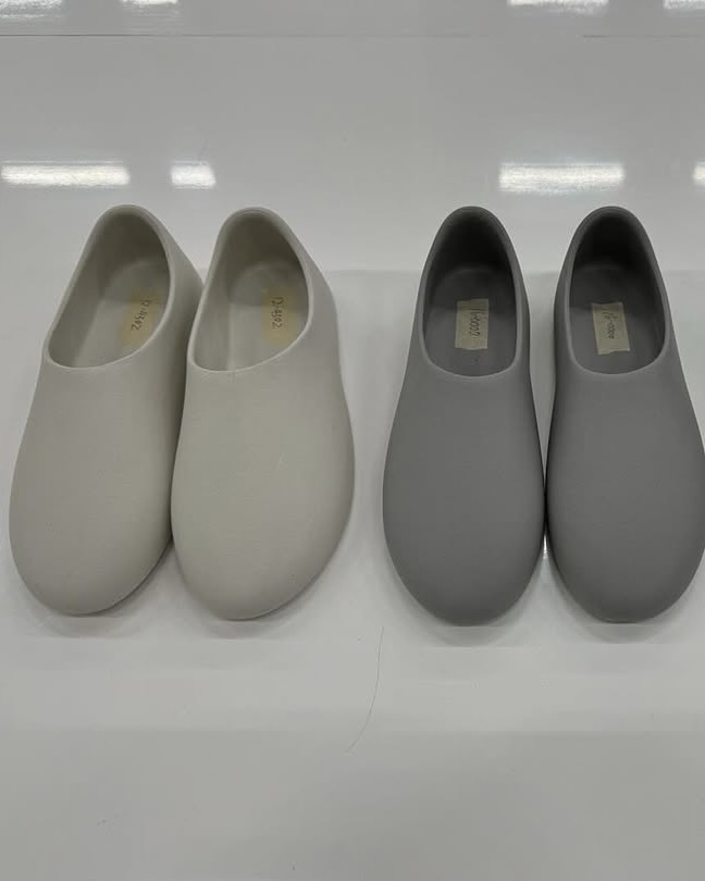 칸예가 밝힌 SL-01 이름과 다른 컬러.
'The yeezy slides' 이미지
