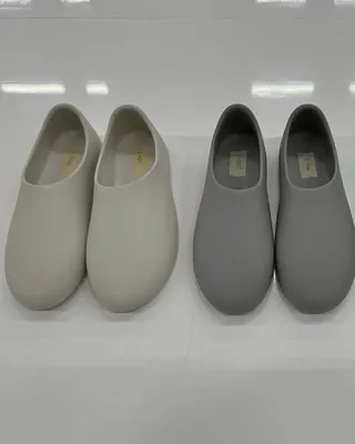칸예가 밝힌 SL-01 이름과 다른 컬러.
'The yeezy slides' 이미지