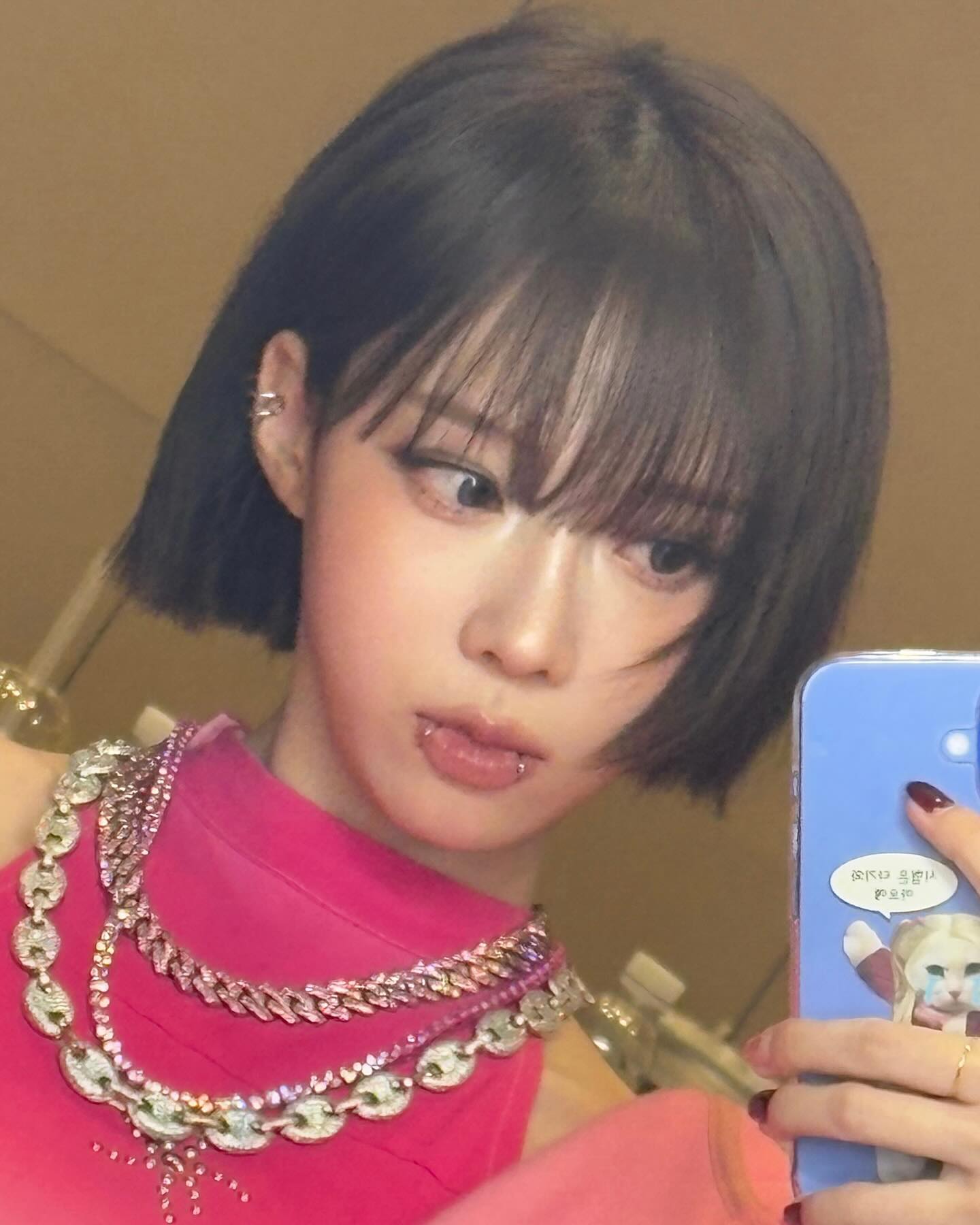 보법부터 다른 요즘 아이돌 폰케이스🚶
밈 들어간 폰케이스❤️와중에 윈터랑 카리나는 커플 폰케잖아🤣 이미지3