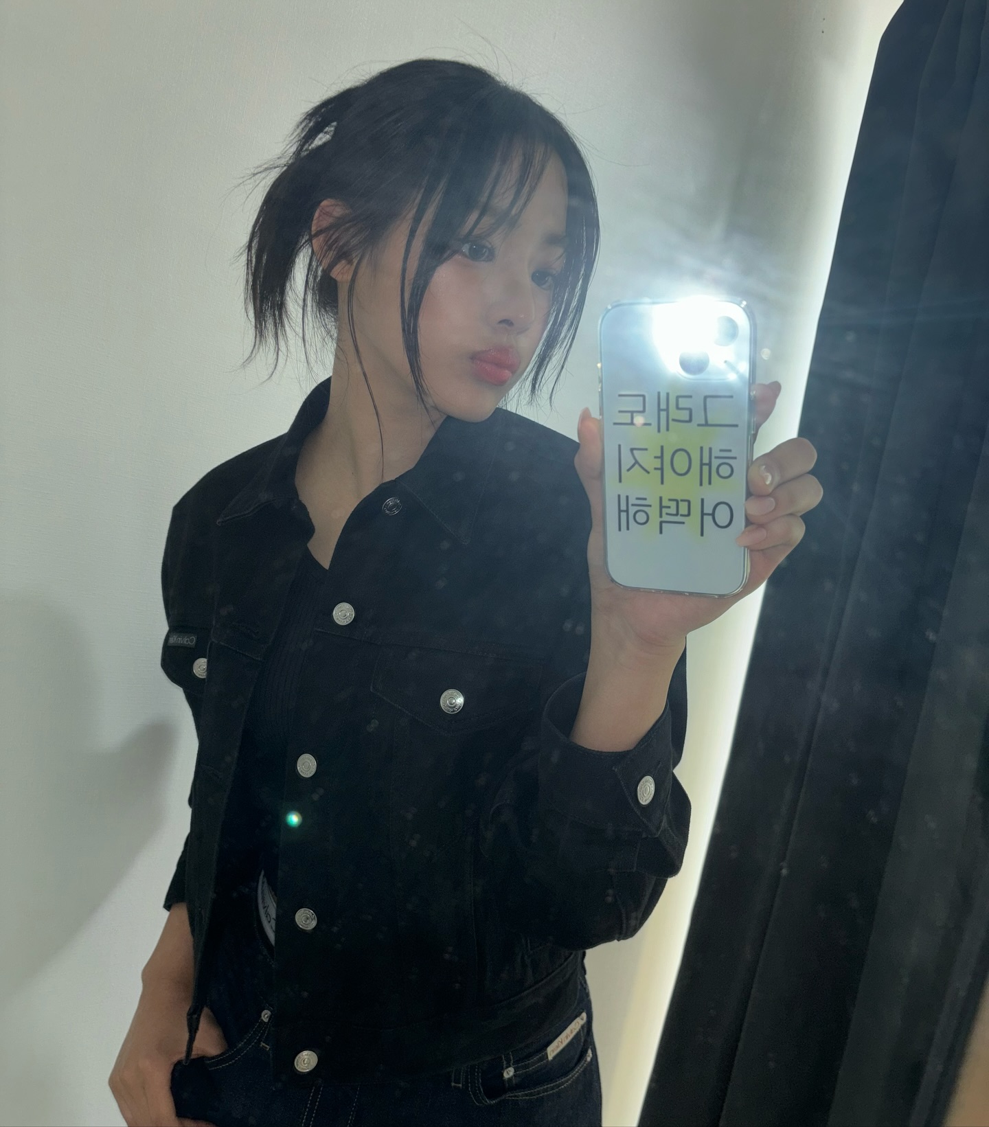 보법부터 다른 요즘 아이돌 폰케이스🚶
밈 들어간 폰케이스❤️와중에 윈터랑 카리나는 커플 폰케잖아🤣 이미지